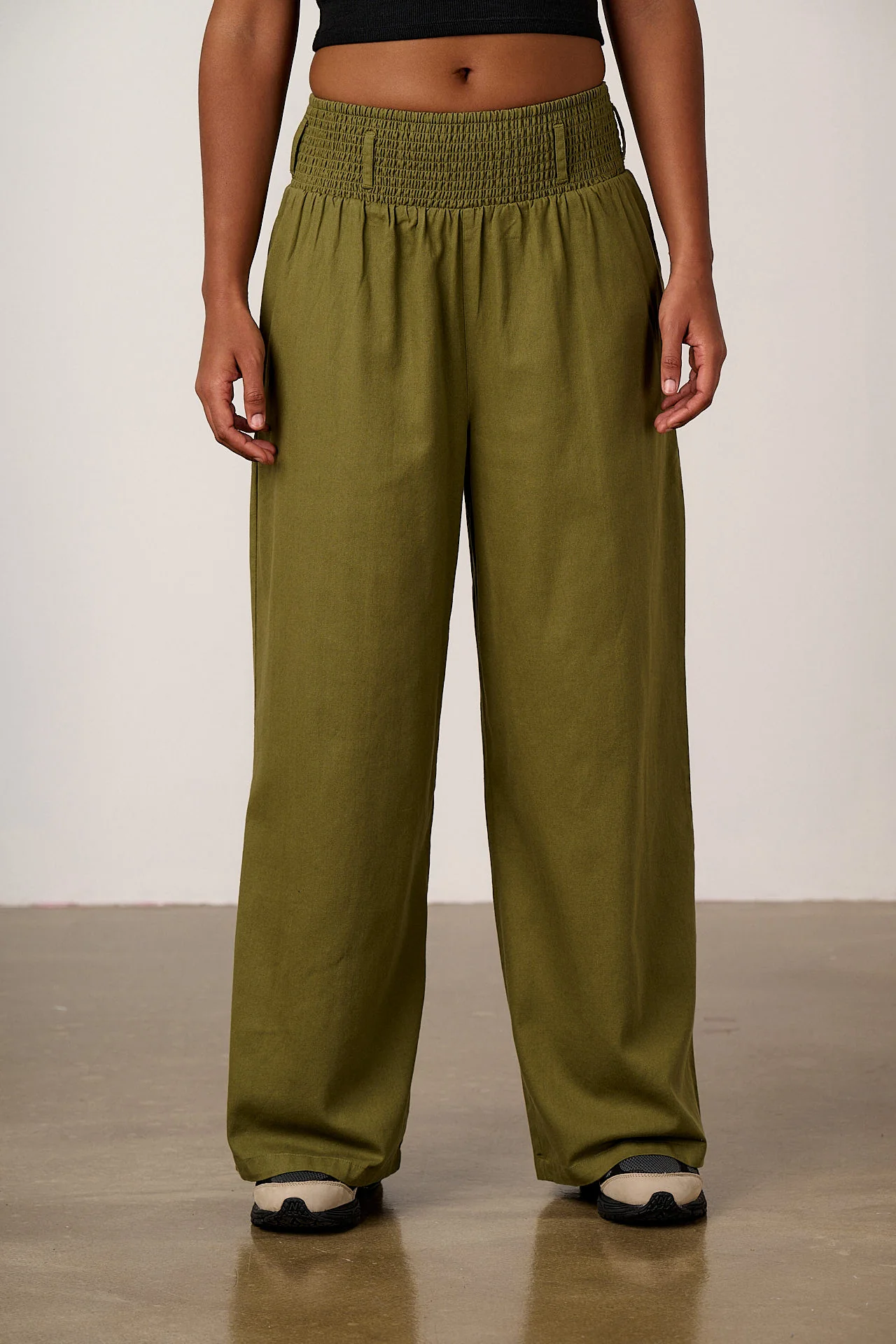 Alex - Wide Leg Cotton Trousers in Khaki - Image 2