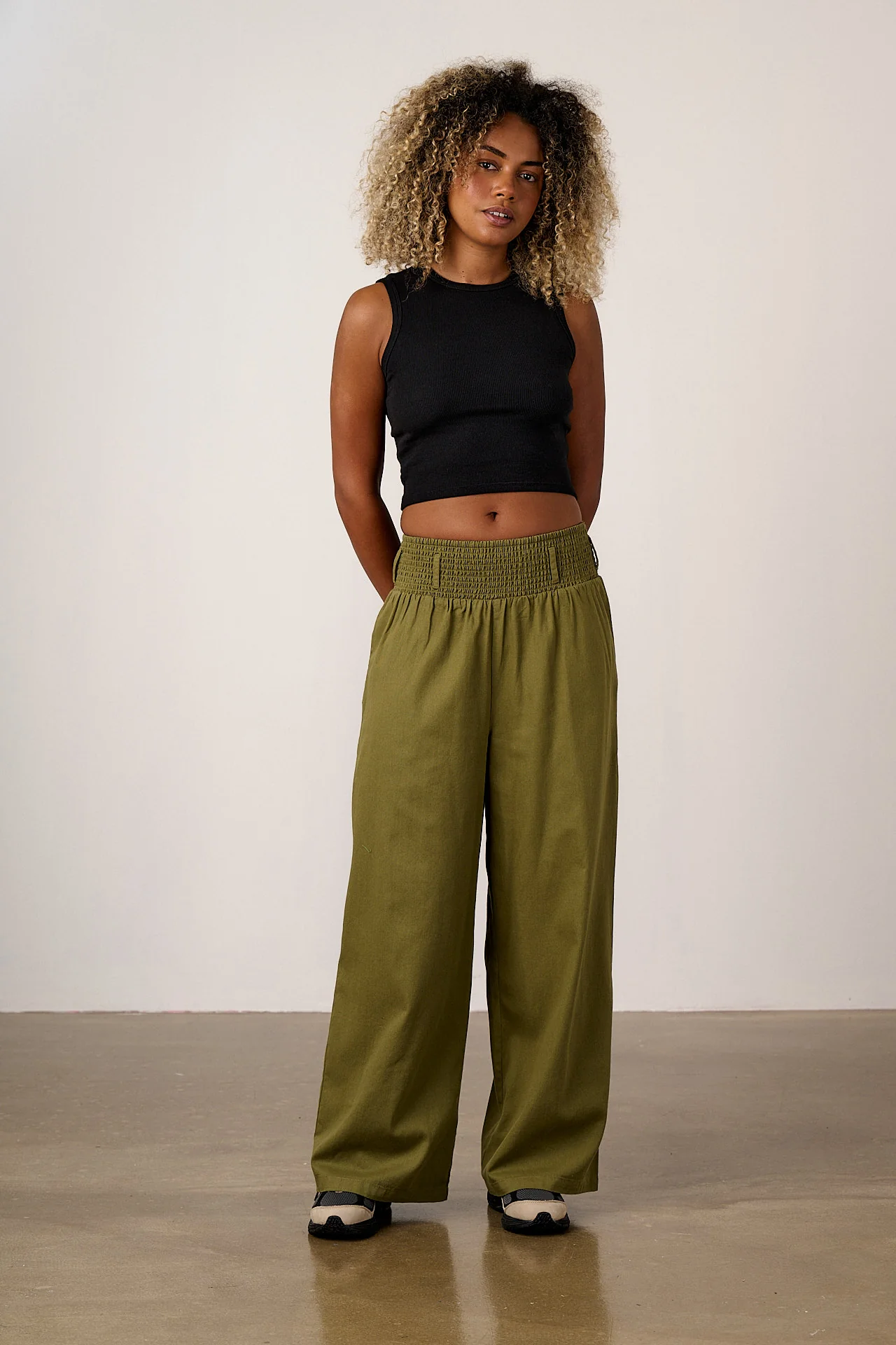 Alex - Wide Leg Cotton Trousers in Khaki - Image 3
