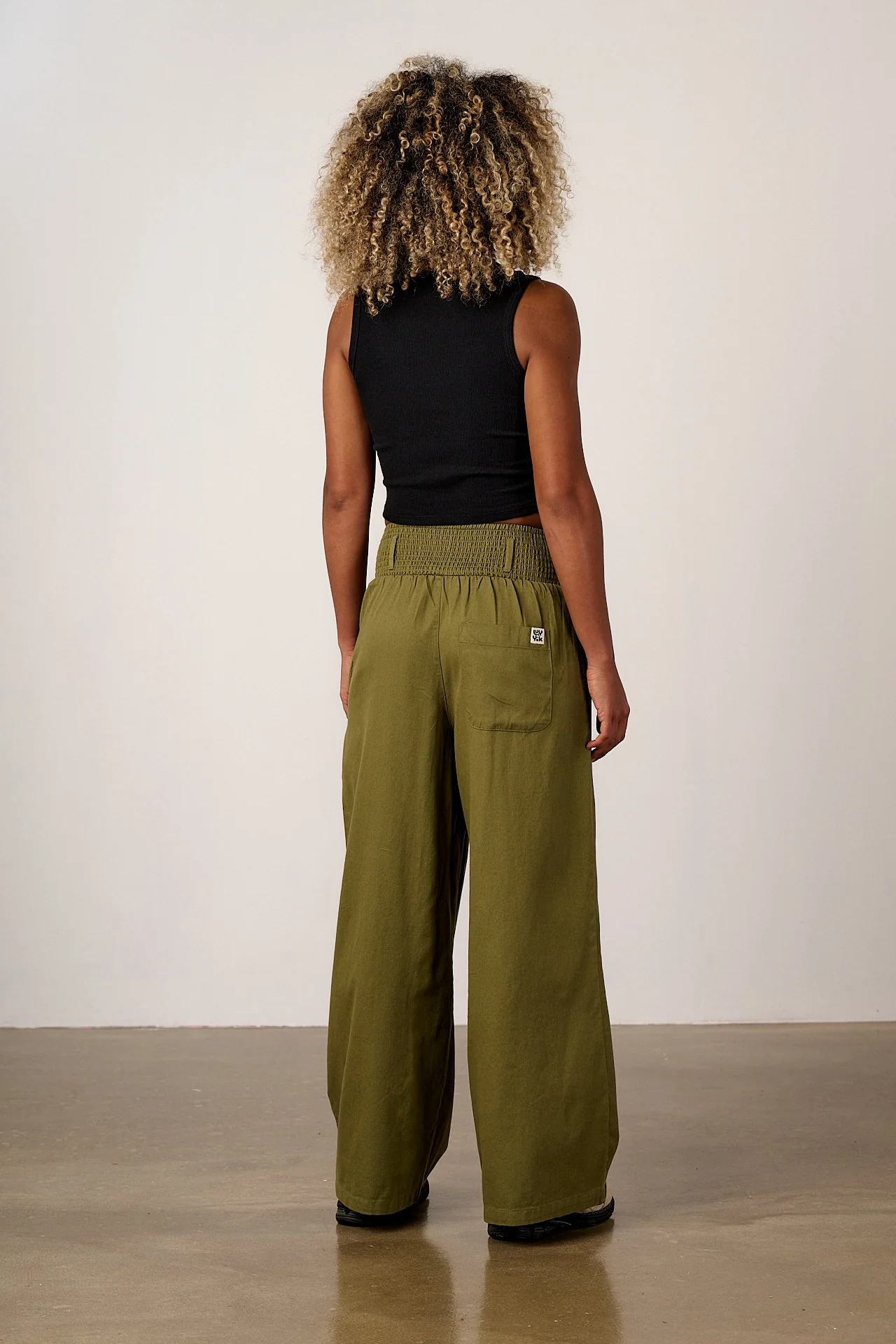 Alex - Wide Leg Cotton Trousers in Khaki - Image 5