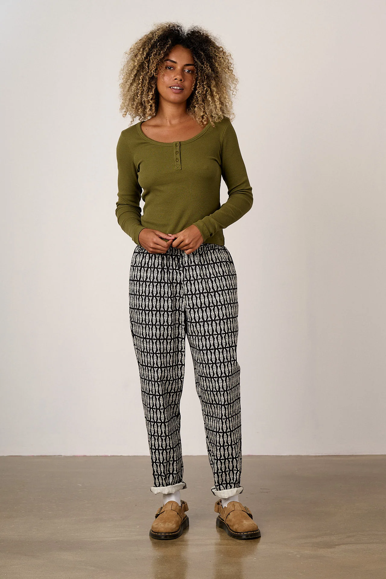Alexa - Cotton Trousers in Black & White Minnow Print