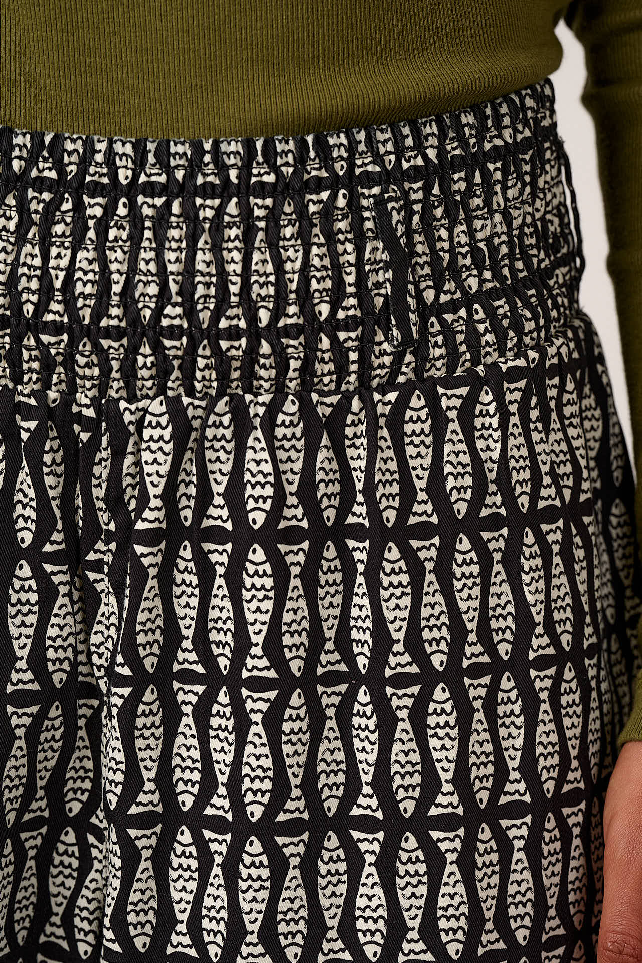 Alexa - Cotton Trousers in Black & White Minnow Print - Image 2