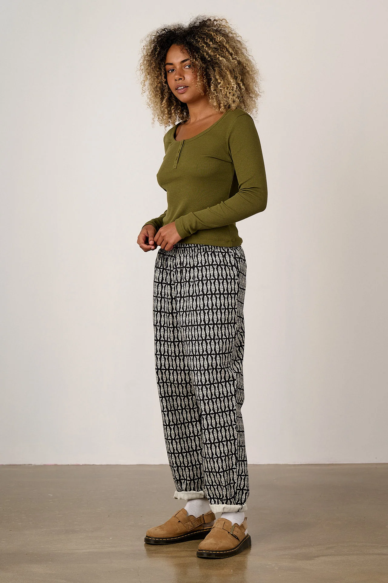 Alexa - Cotton Trousers in Black & White Minnow Print - Image 4