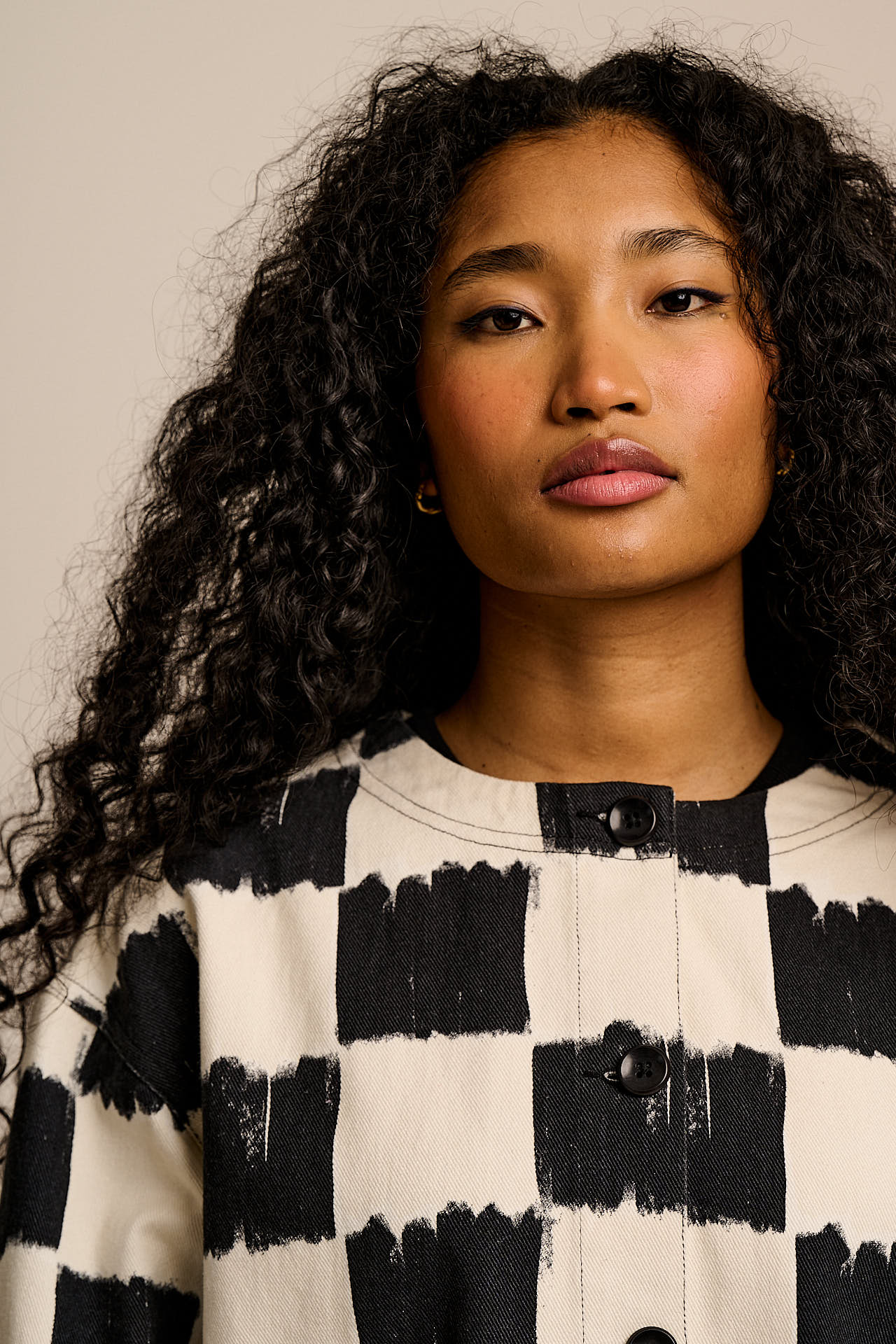 Amarante - Collarless Cotton Jacket in Black & Ecru Blurred Checkerboard - Image 4