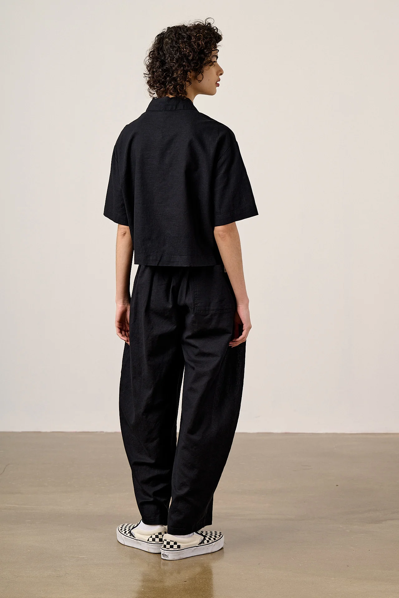 Archer - Cotton & Linen Shirt in Black - Image 4