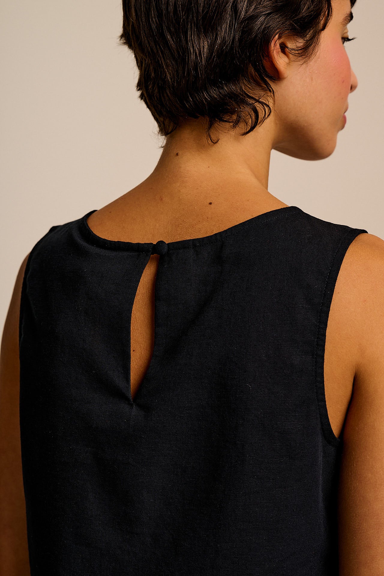 Arden - Cotton & Linen Shell Top in Black - Image 3