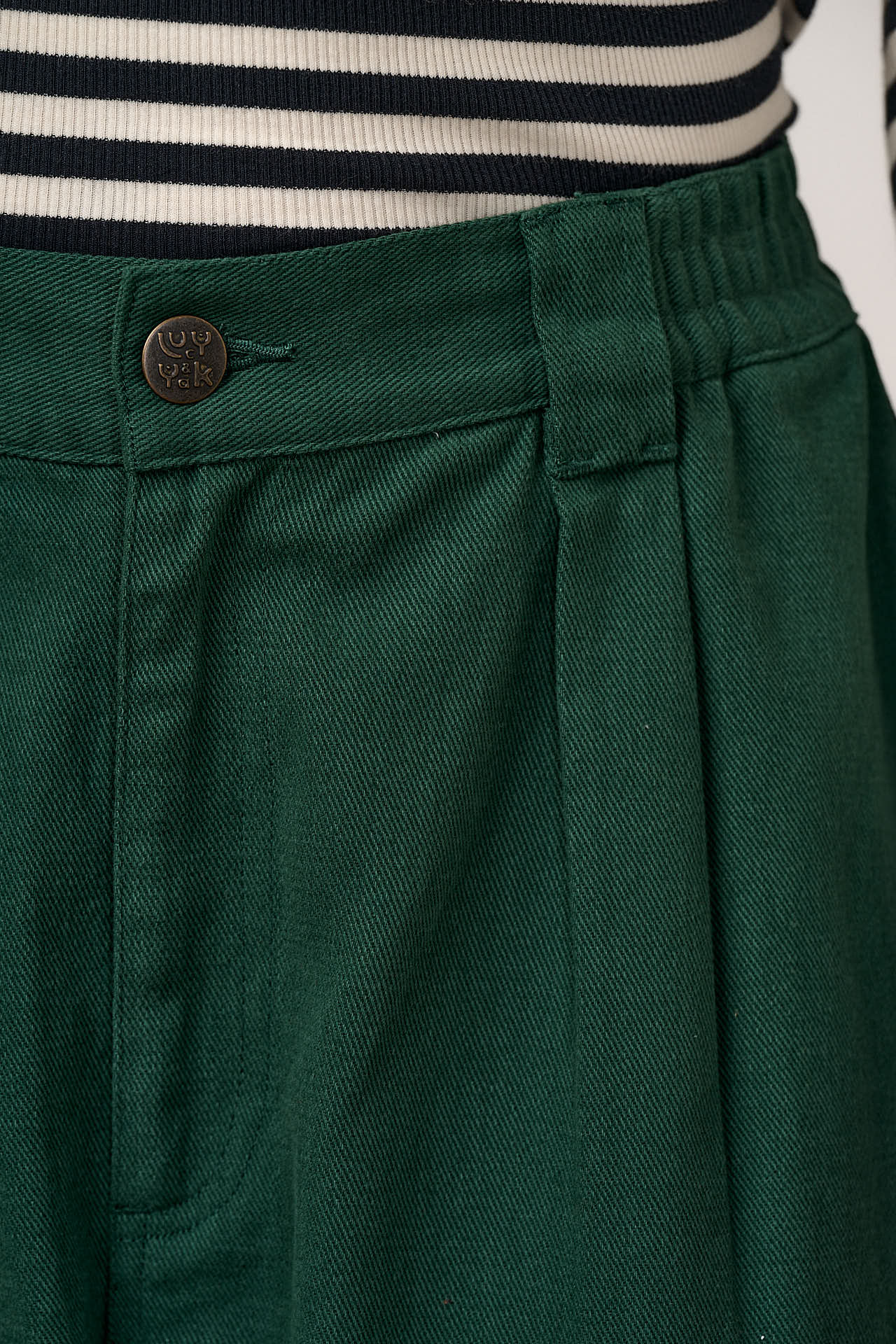Ashby - Cotton Barrel Leg Trousers in Posy Green - Image 3