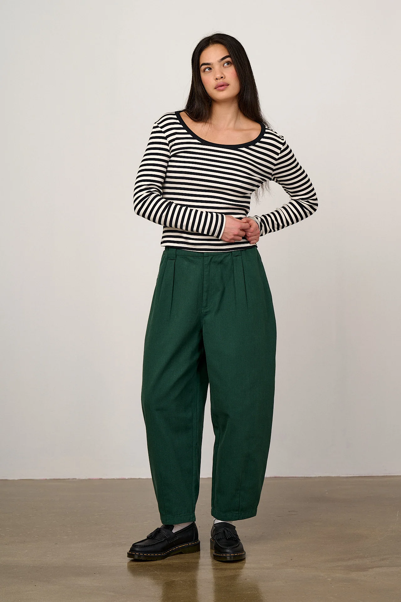 Ashby - Cotton Barrel Leg Trousers in Posy Green - Image 4