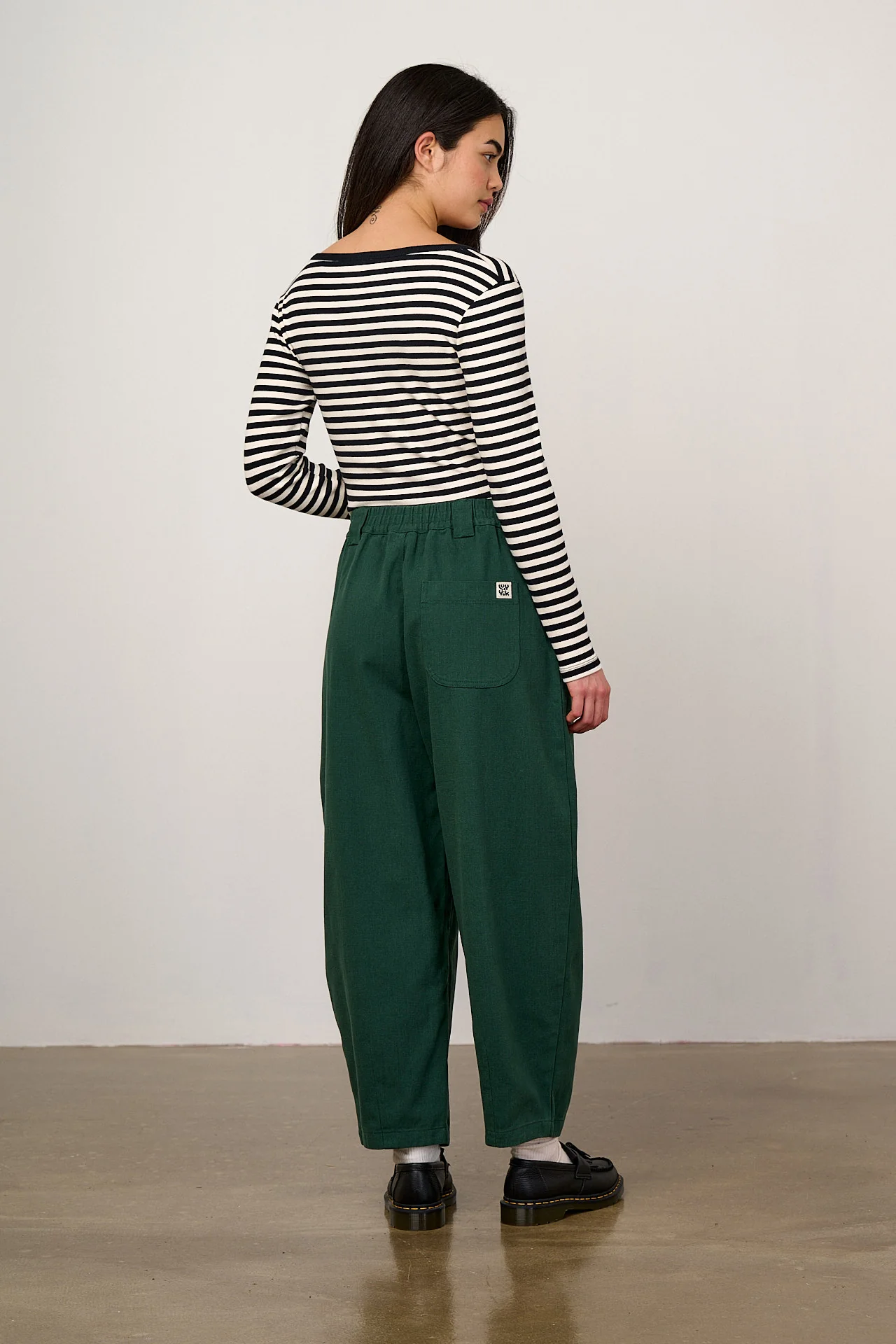 Ashby - Cotton Barrel Leg Trousers in Posy Green - Image 7