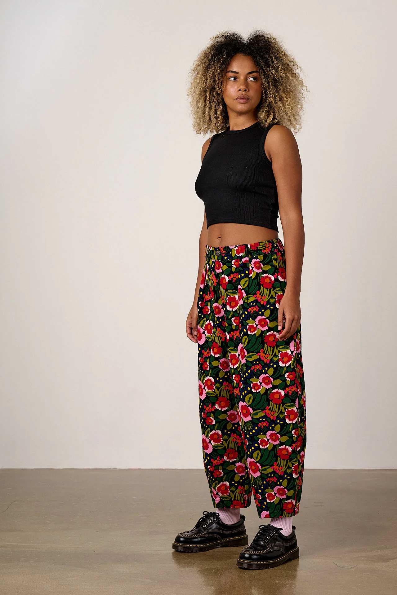 Ashby - Cotton Barrel Leg Trousers in Black Marie Print - Image 4