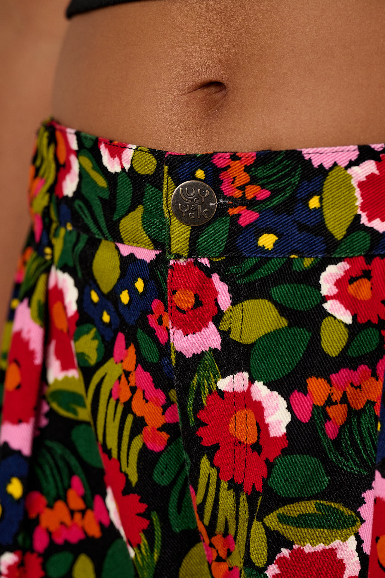 Ashby - Cotton Barrel Leg Trousers in Black Marie Print - Image 5