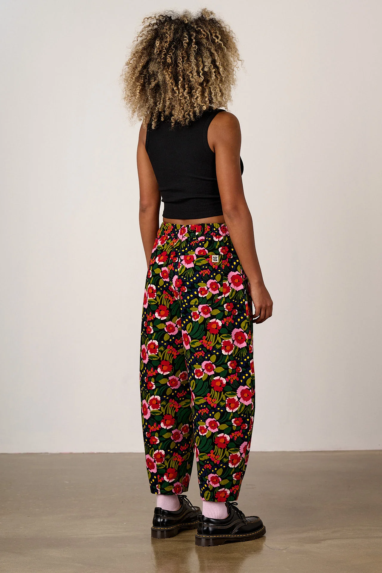Ashby - Cotton Barrel Leg Trousers in Black Marie Print - Image 6