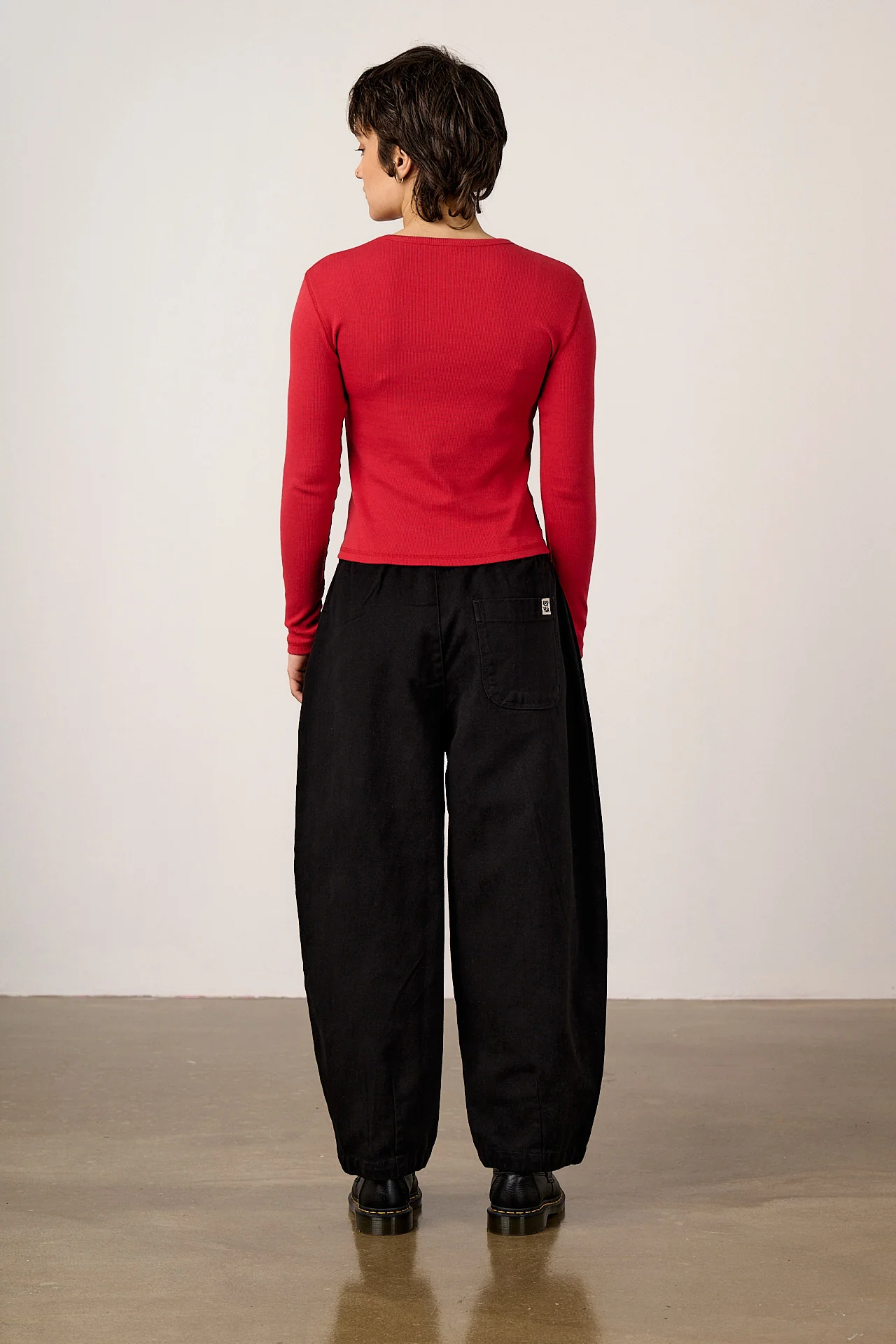 Ashby - Cotton Barrel Leg Trousers in Black - Image 10