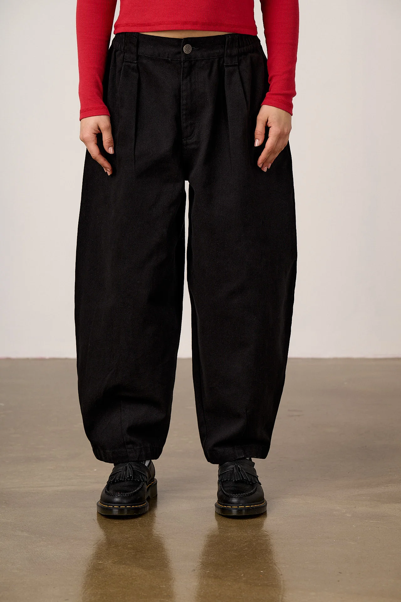 Ashby - Cotton Barrel Leg Trousers in Black - Image 2