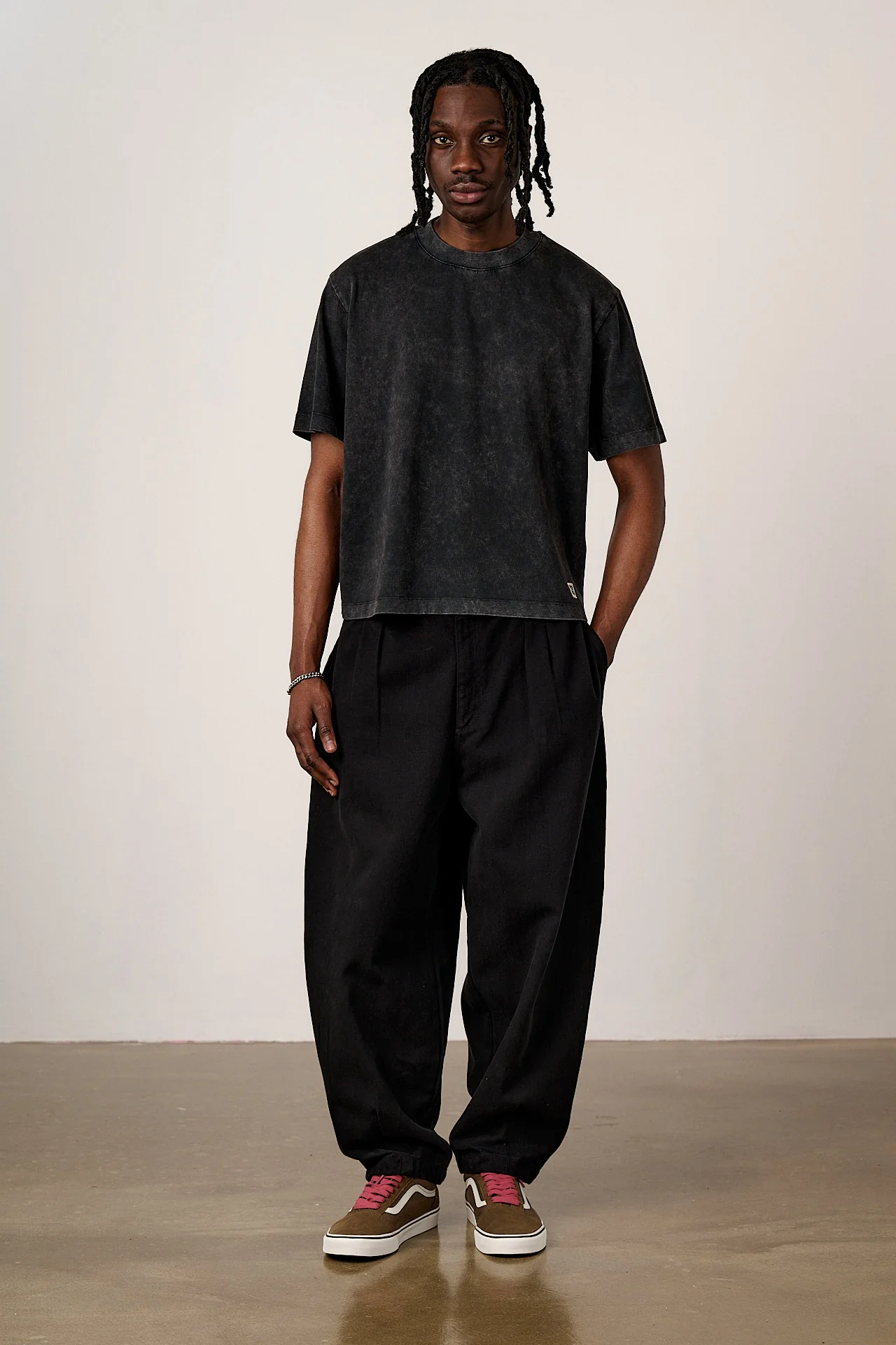 Ashby - Cotton Barrel Leg Trousers in Black - Image 4