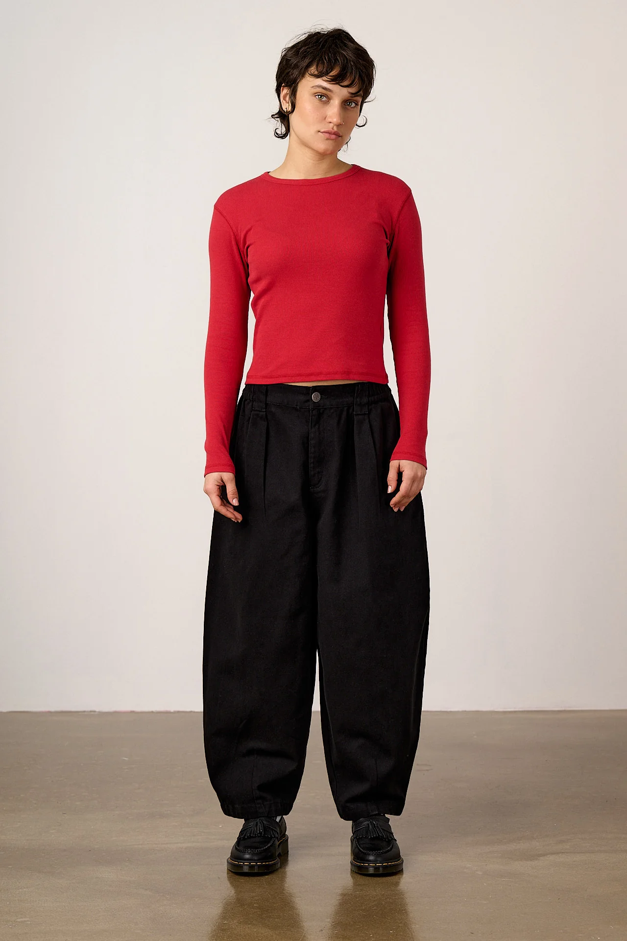 Ashby - Cotton Barrel Leg Trousers in Black - Image 5