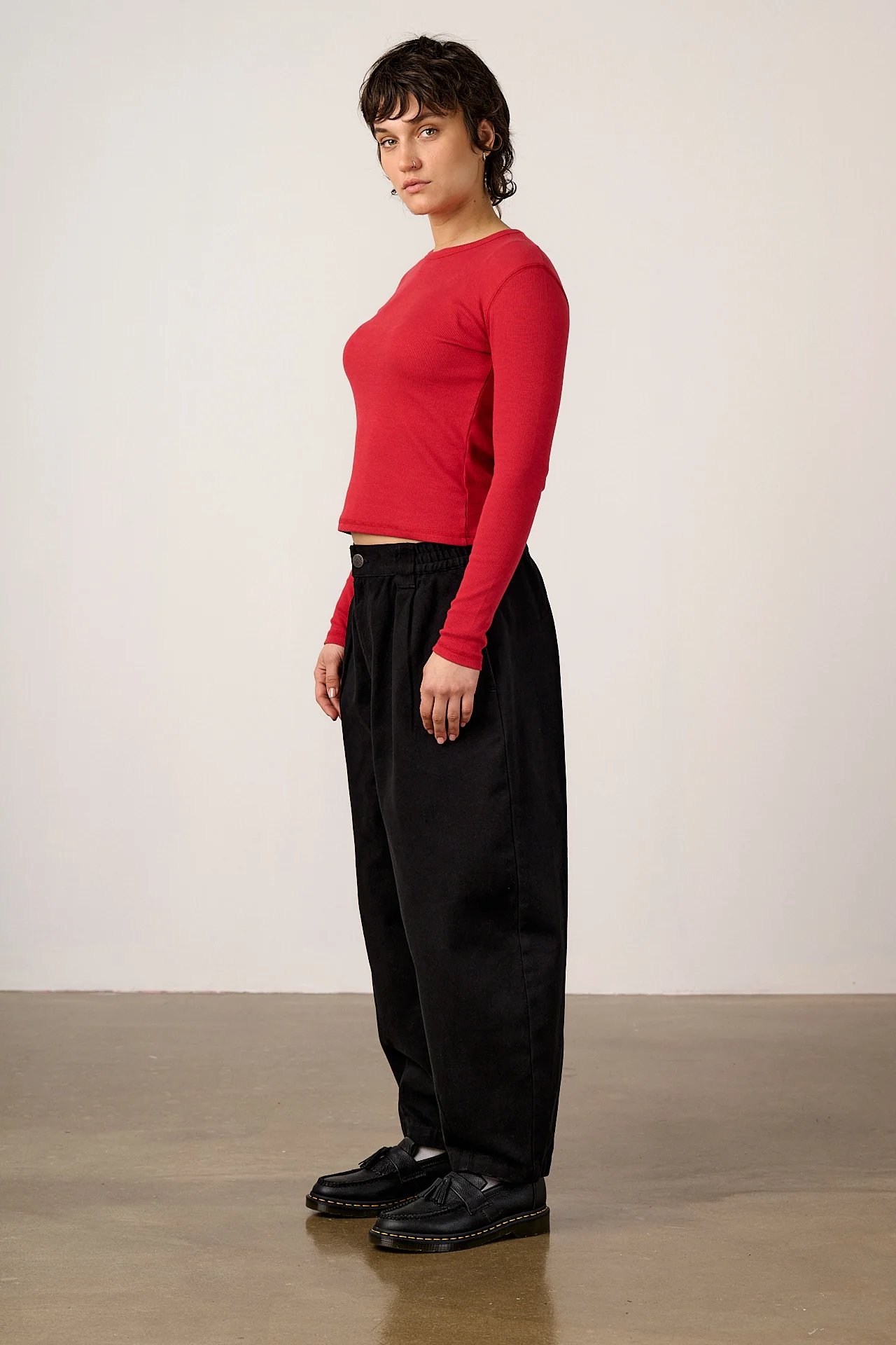 Ashby - Cotton Barrel Leg Trousers in Black - Image 7