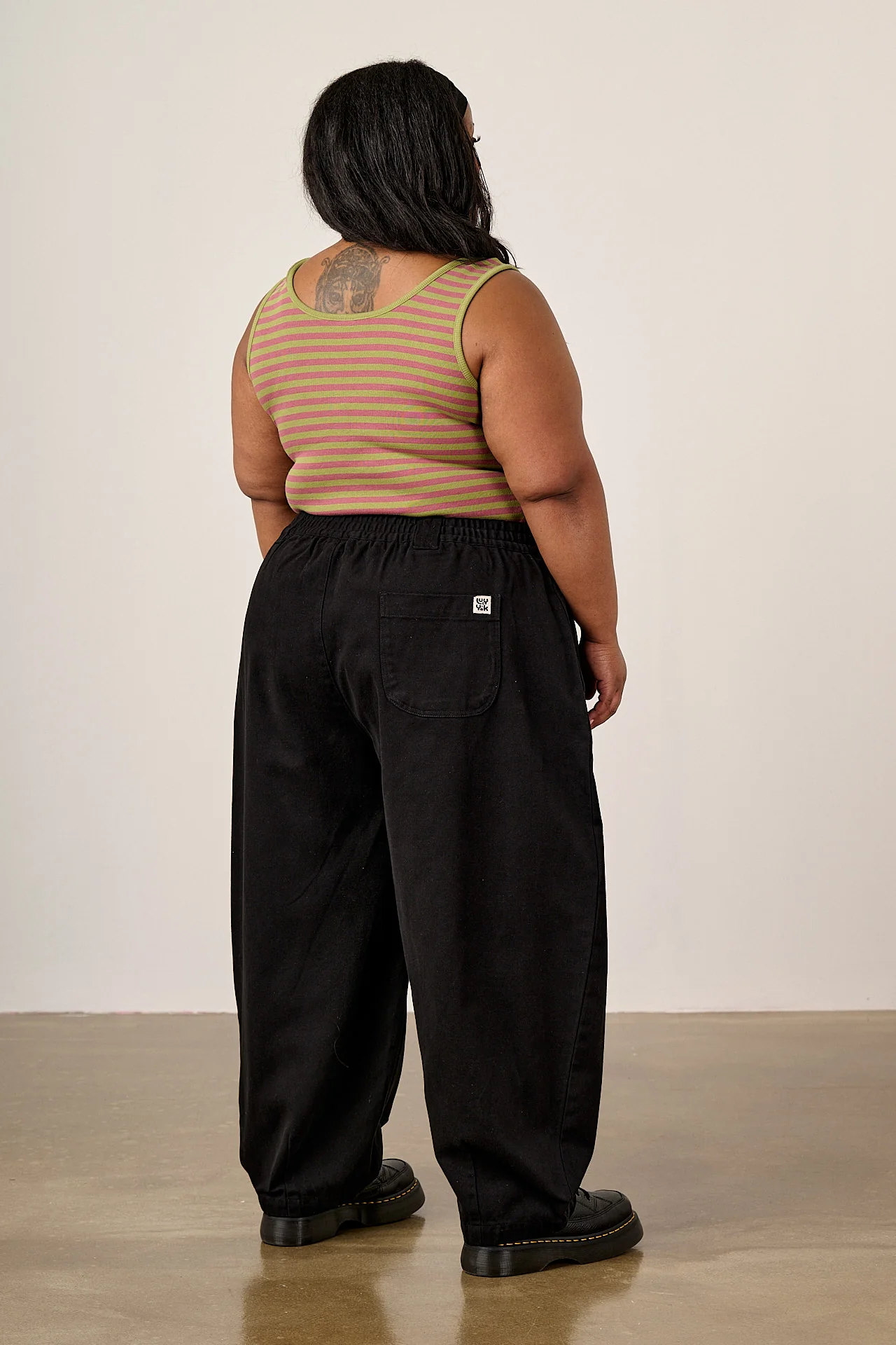 Ashby - Cotton Barrel Leg Trousers in Black - Image 9