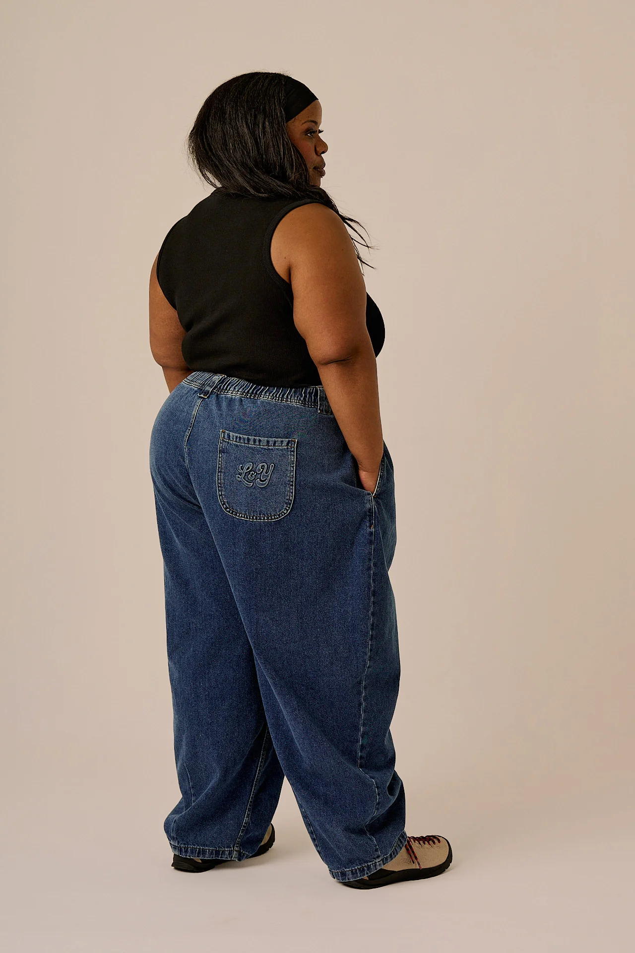Ashby - Denim Barrel Leg Jeans in Mid Wash - Image 10
