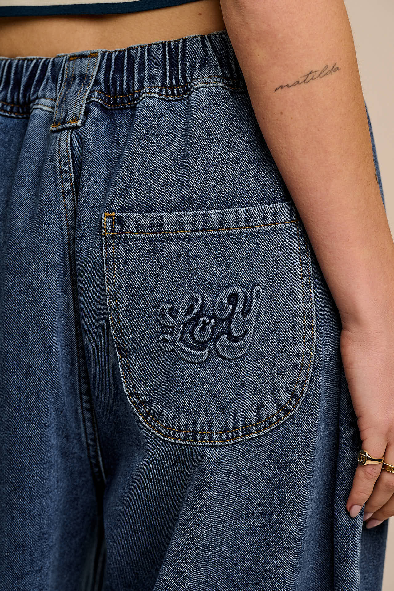 Ashby - Denim Barrel Leg Jeans in Mid Wash - Image 3