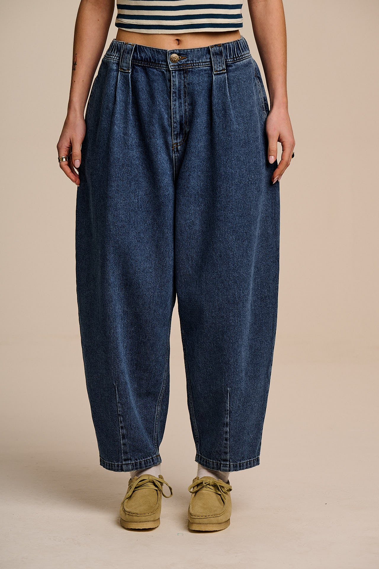 Ashby - Denim Barrel Leg Jeans in Mid Wash - Image 4