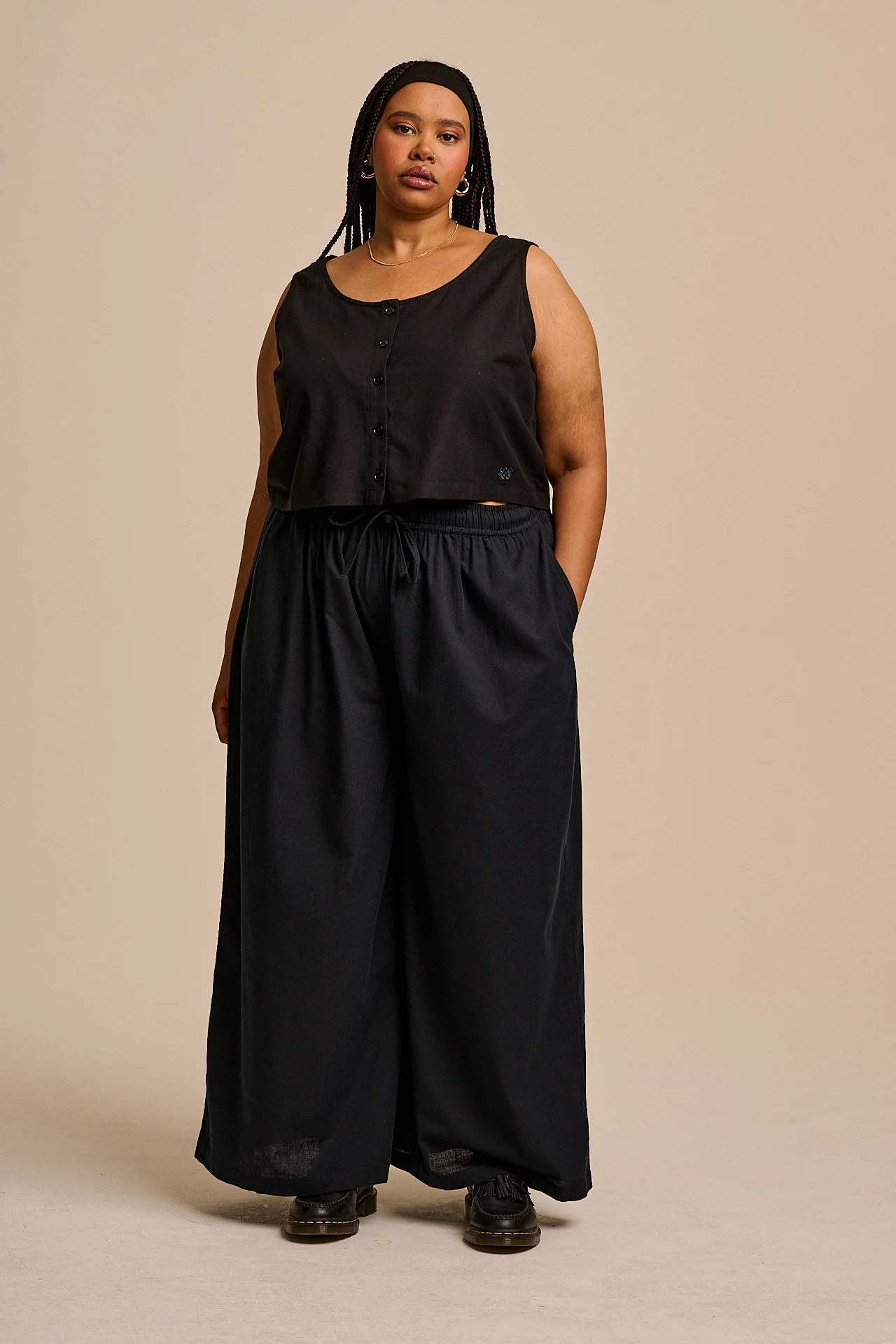 Aster - Cotton & Linen Trousers in Black - Image 3