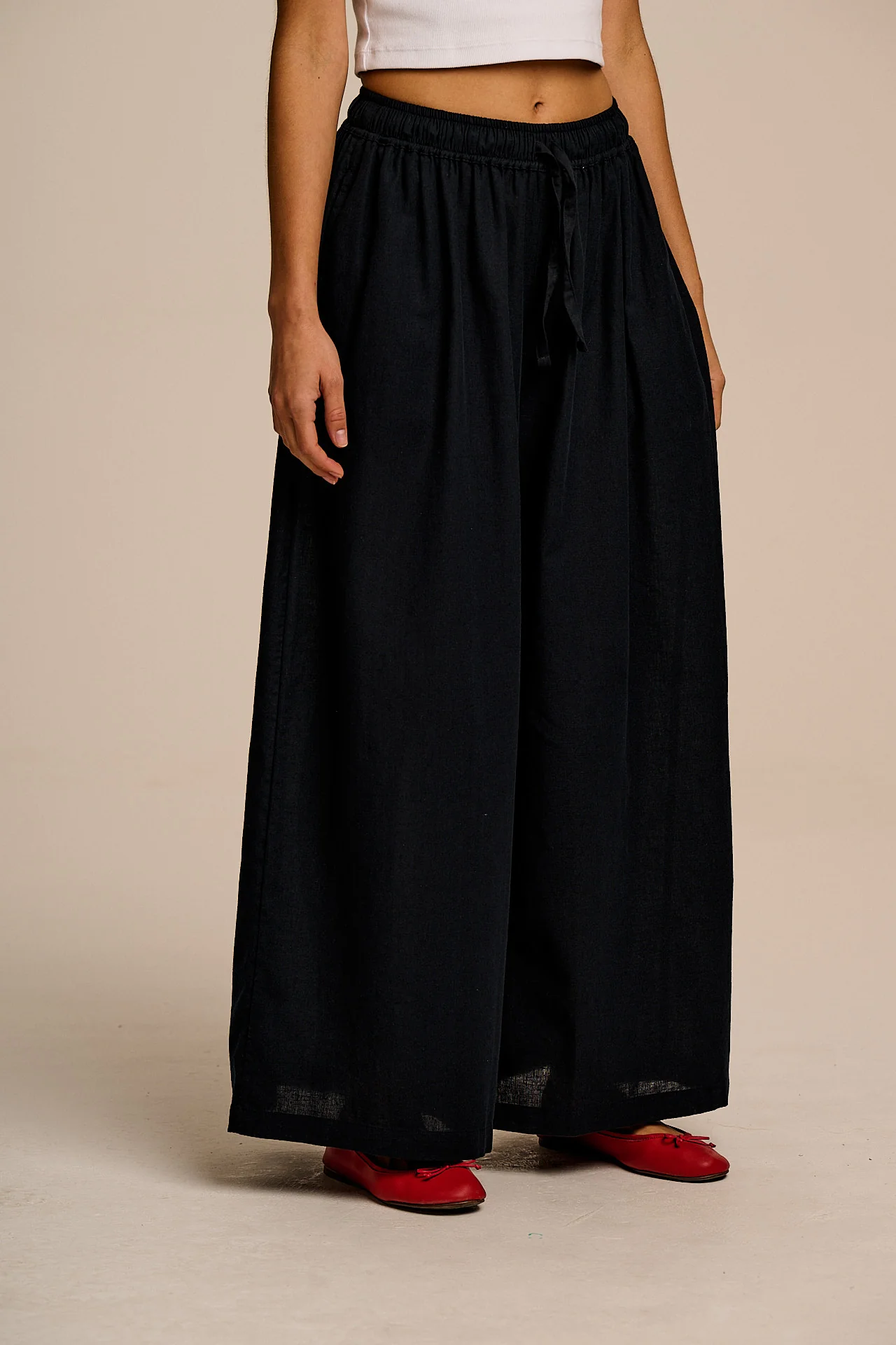 Aster - Cotton & Linen Trousers in Black - Image 4