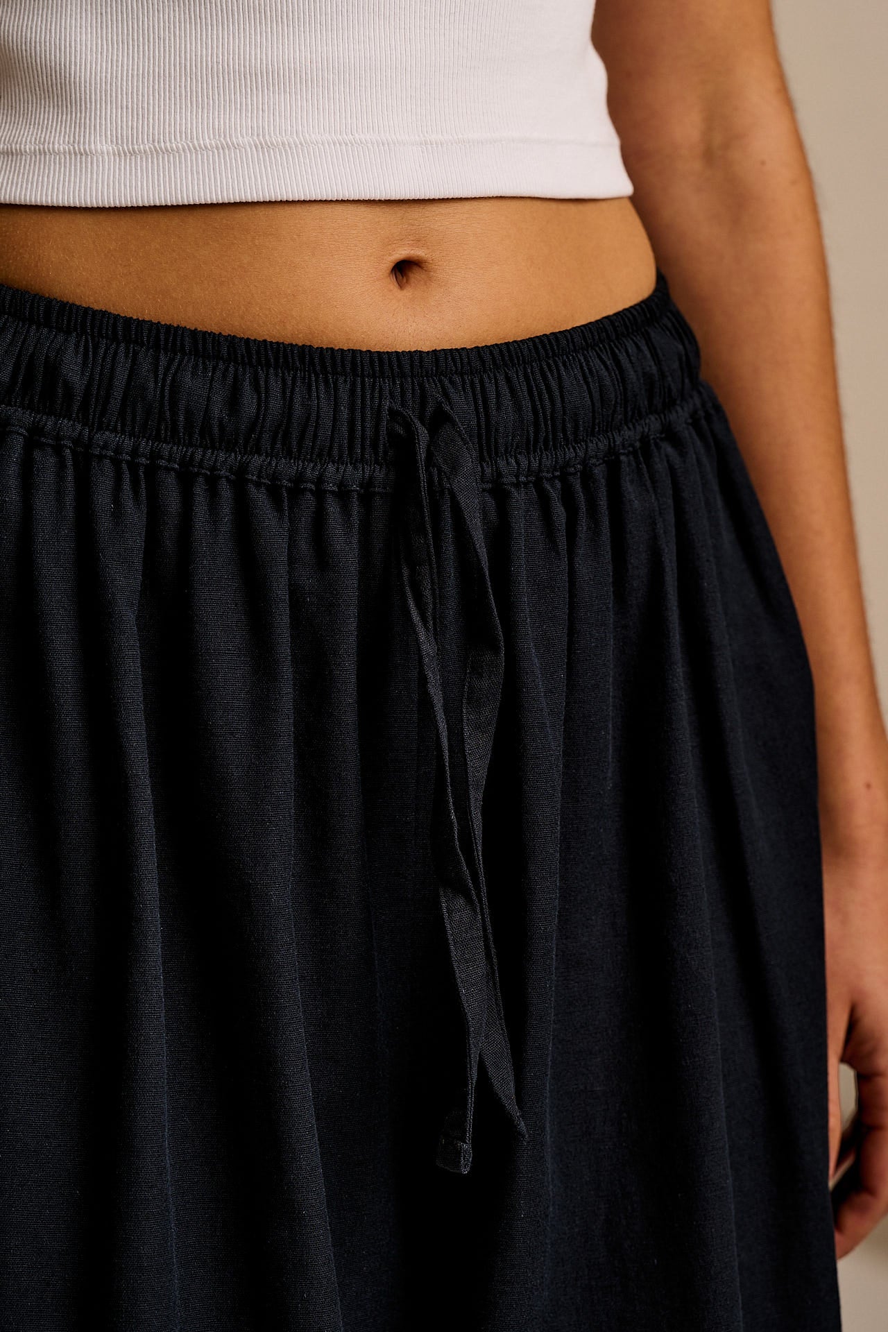 Aster - Cotton & Linen Trousers in Black - Image 6