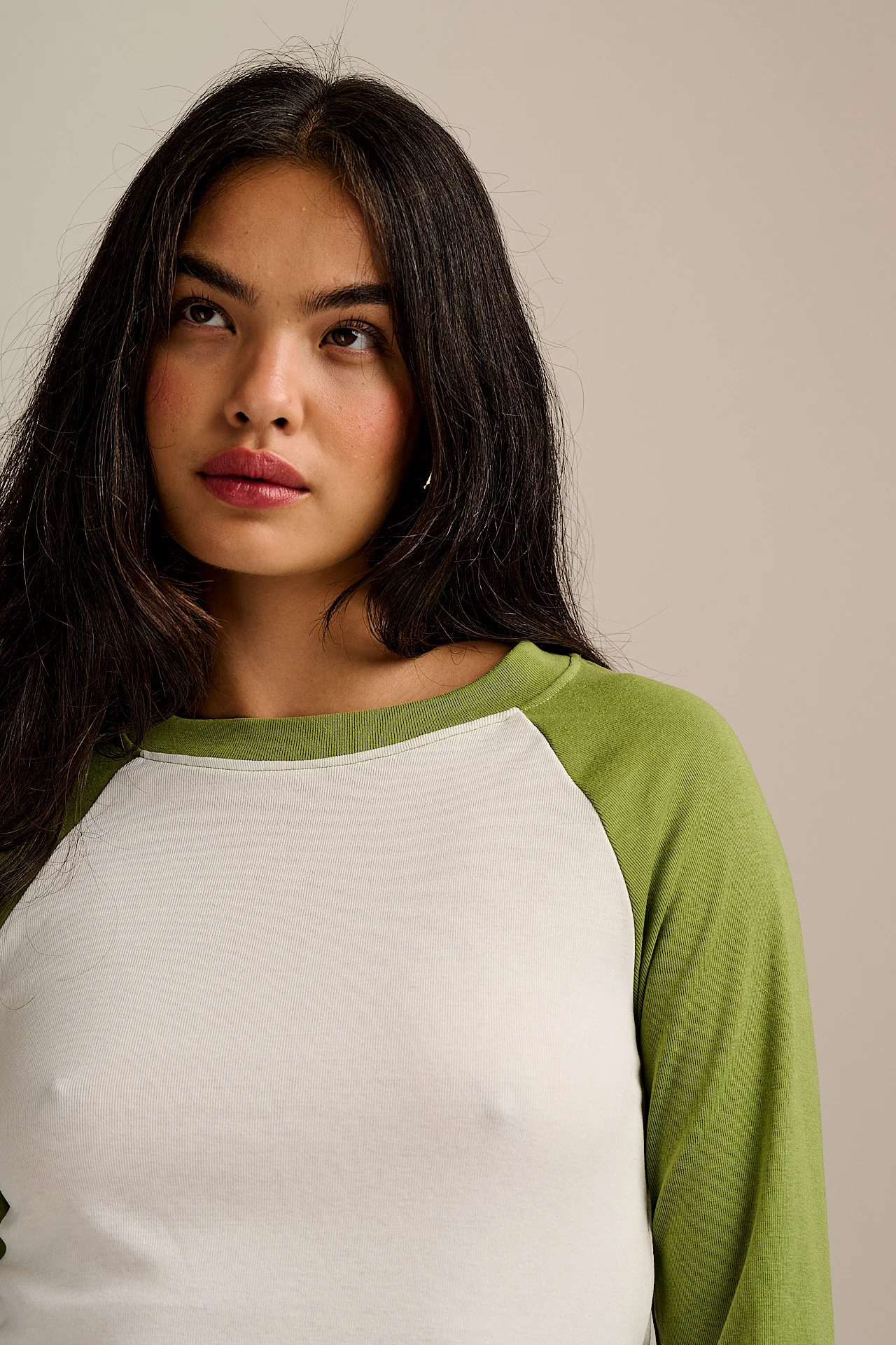 Avi - Long Sleeve Raglan T-Shirt in Green & White - Image 4