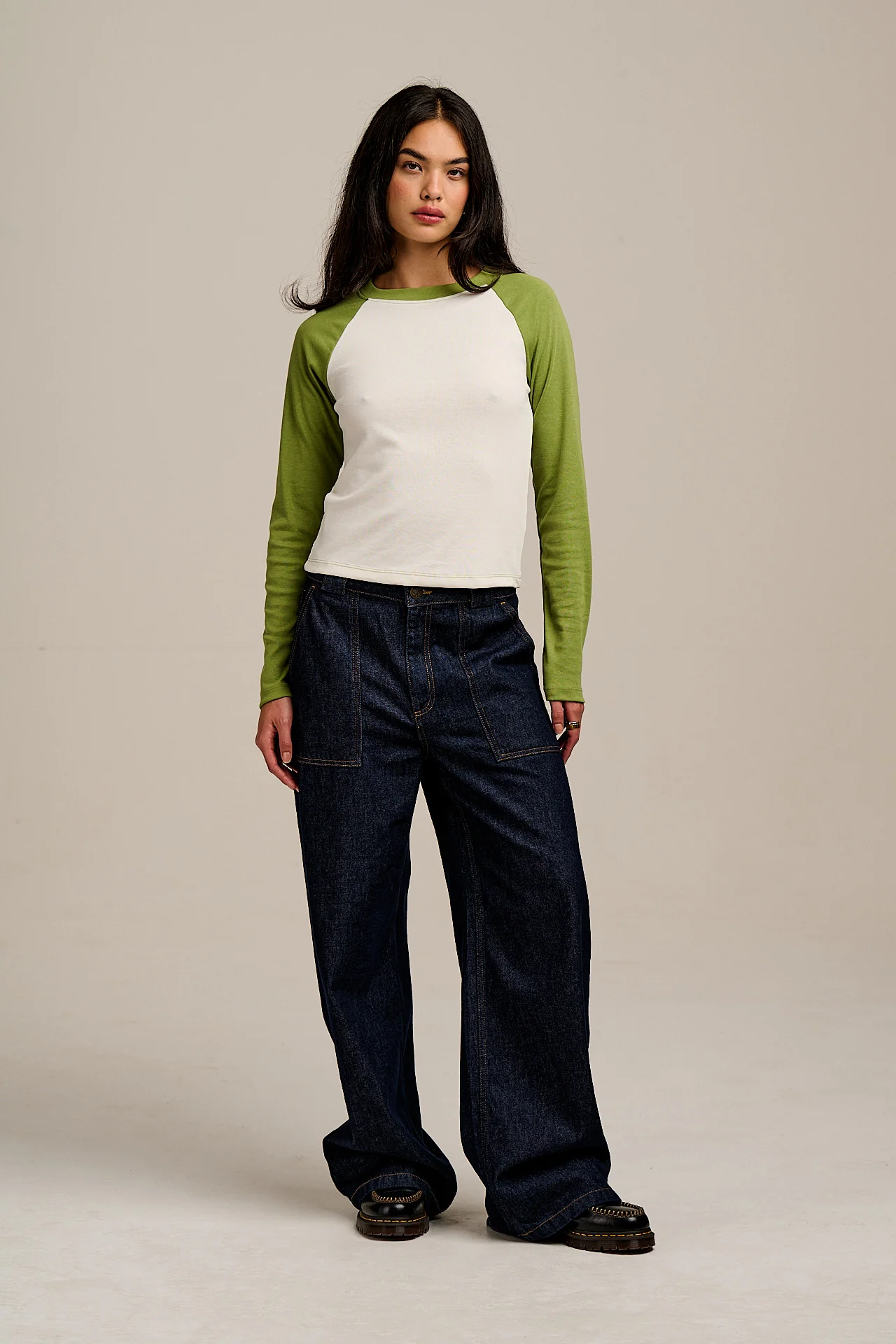 Avi - Long Sleeve Raglan T-Shirt in Green & White - Image 5