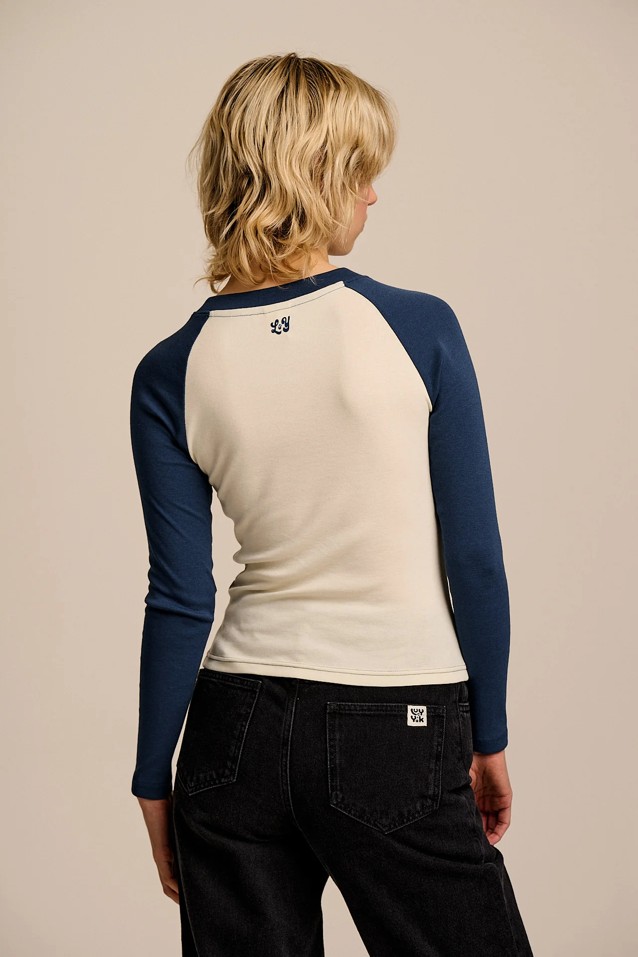 Avi - Long Sleeve Raglan Top in Ecru & Navy - Image 5