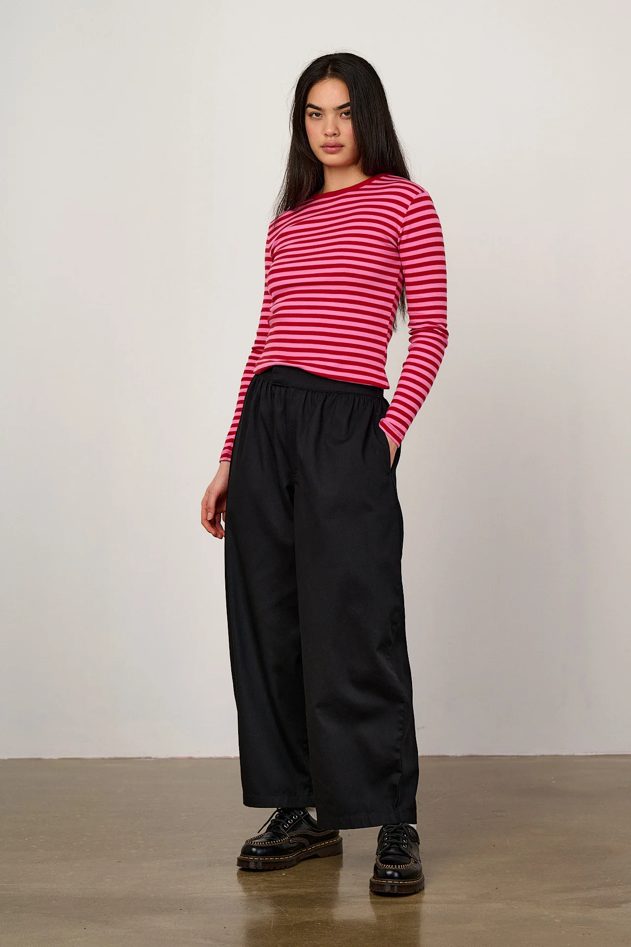 Beau - Barrel Leg Cotton Trousers in Black - Image 3