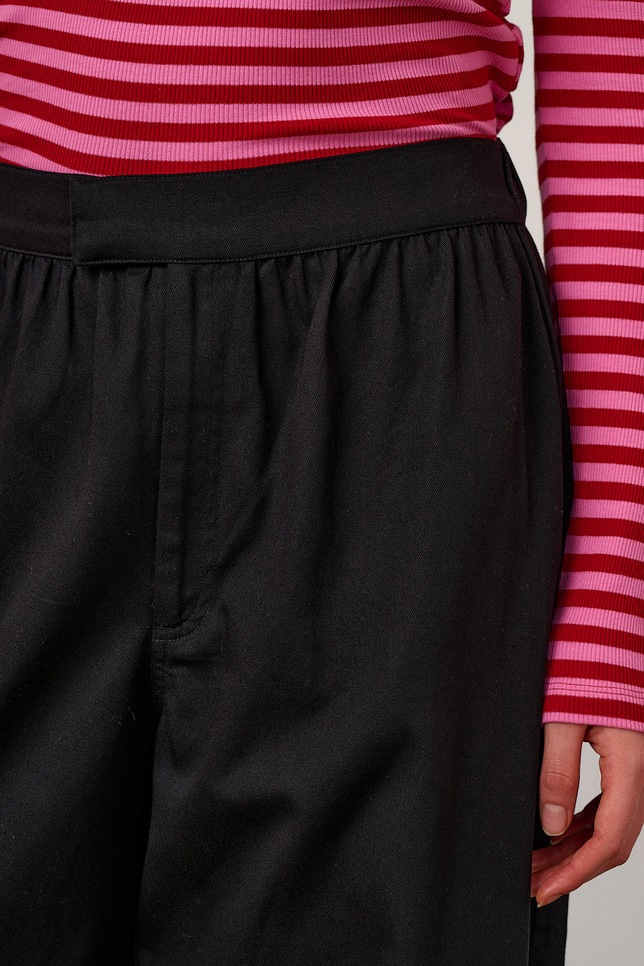 Beau - Barrel Leg Cotton Trousers in Black - Image 4