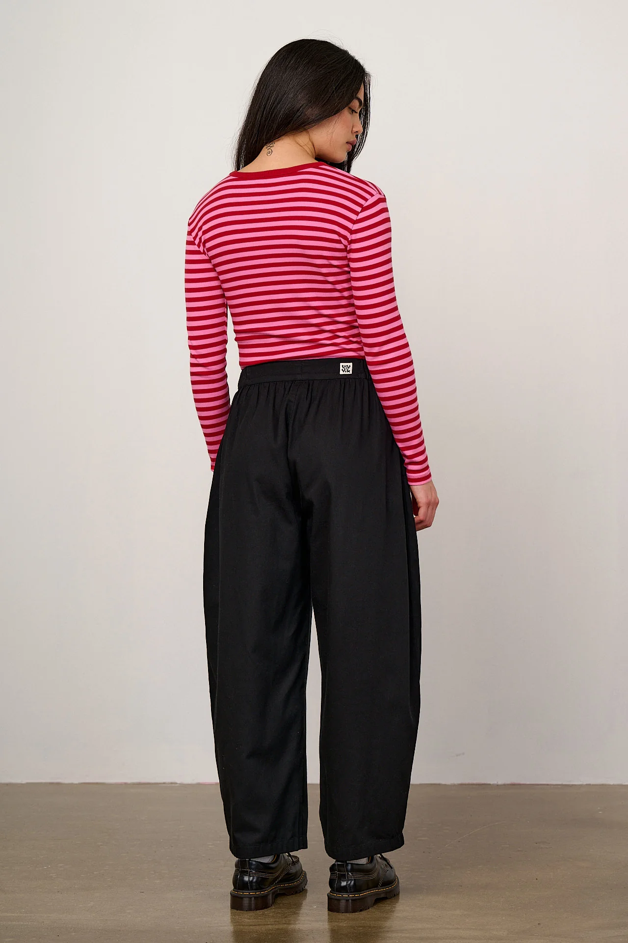Beau - Barrel Leg Cotton Trousers in Black - Image 7