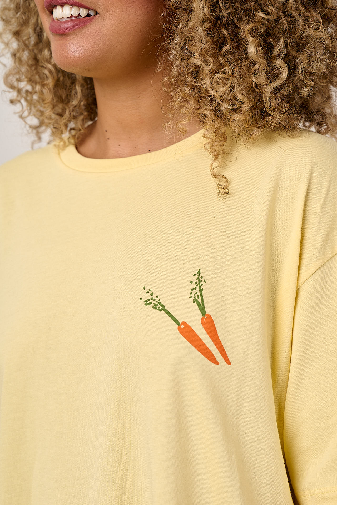 Benny - Oversized Cotton T-Shirt in Butter Home Grown Print - Image 3