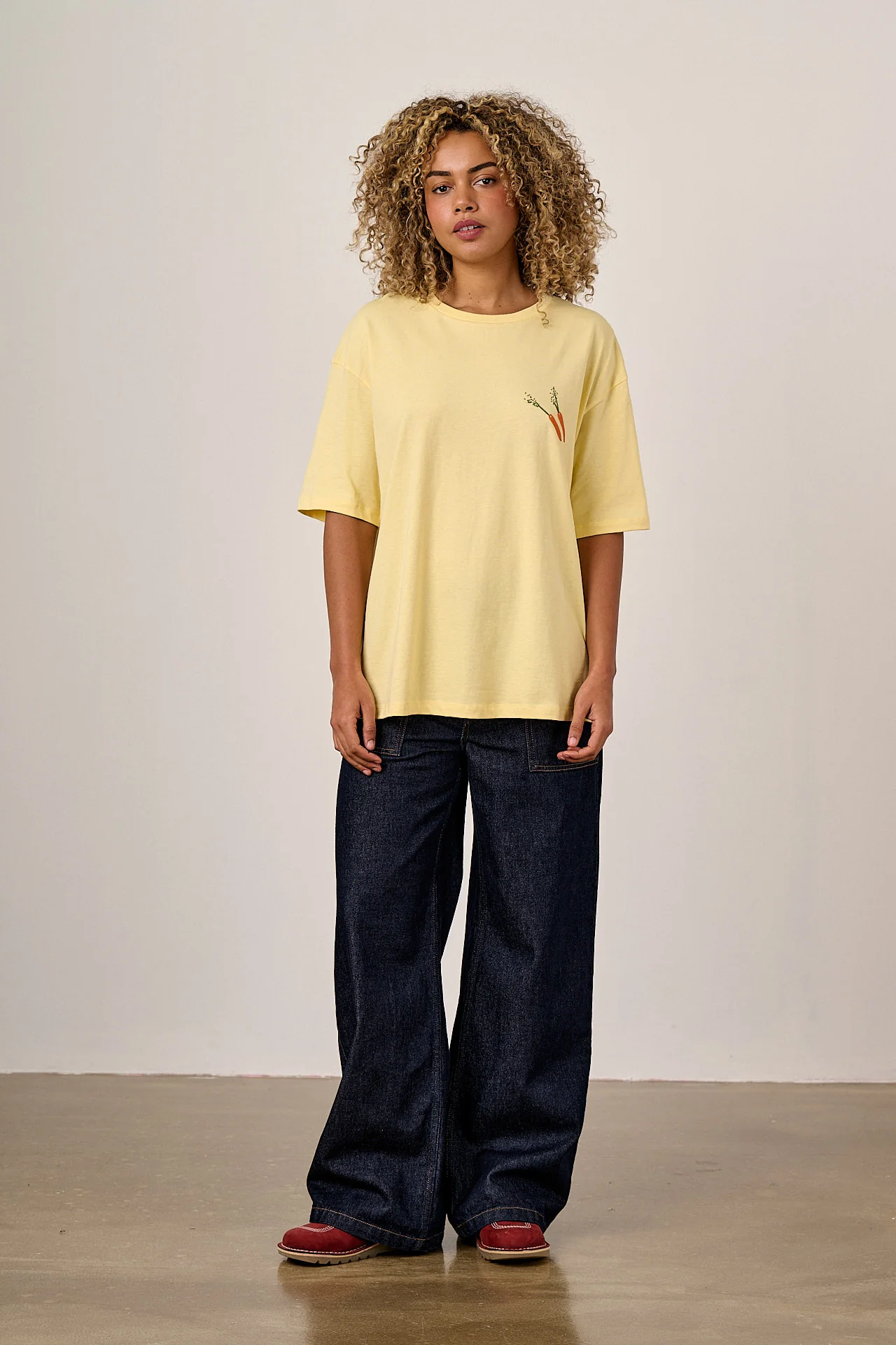 Benny - Oversized Cotton T-Shirt in Butter Home Grown Print - Image 4