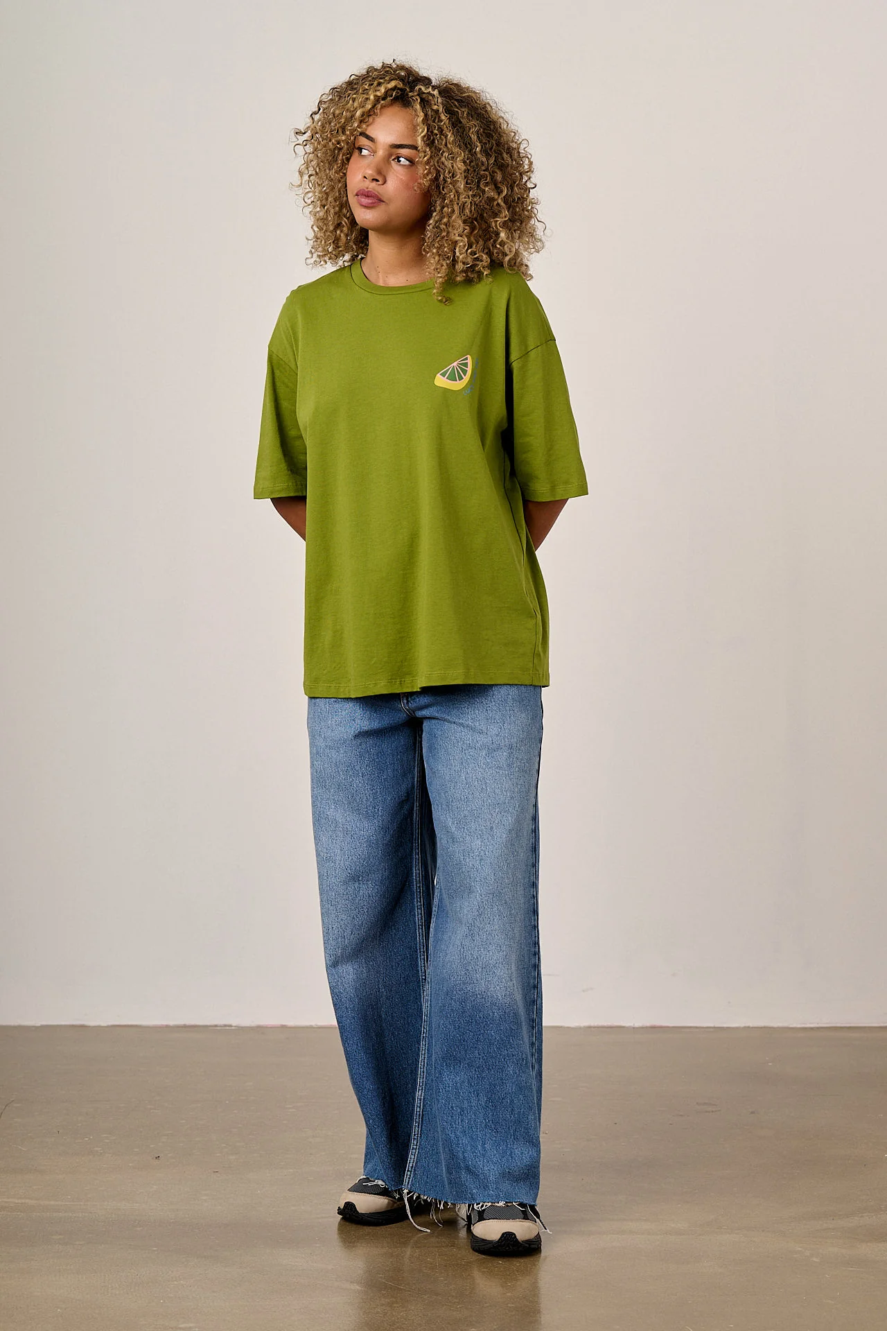 Benny - Oversized Cotton T-Shirt in Green Ilha Grande Print - Image 4