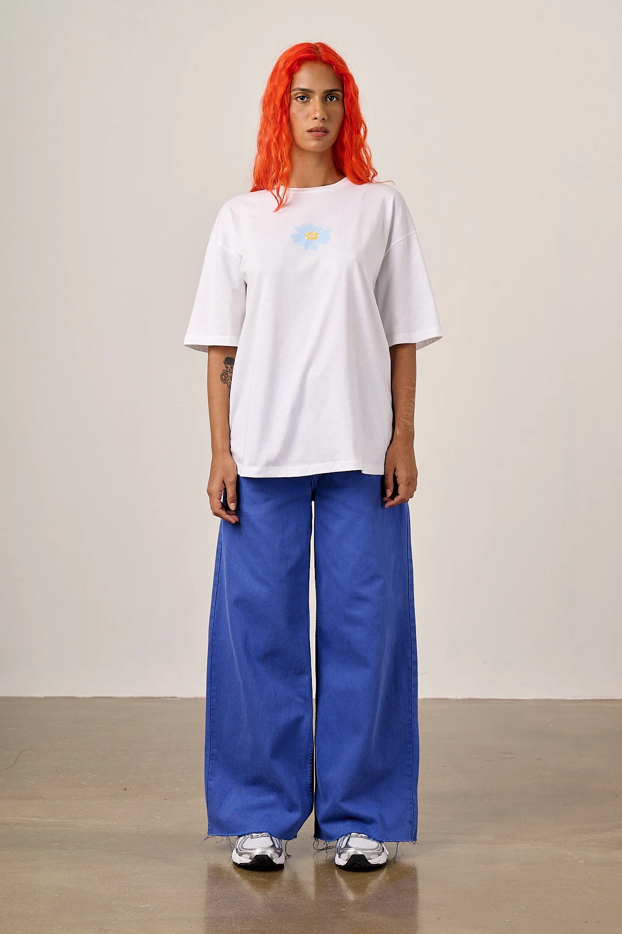 Benny - Oversized Cotton T-Shirt in White Hazy Lazy Daisy Print - Image 4