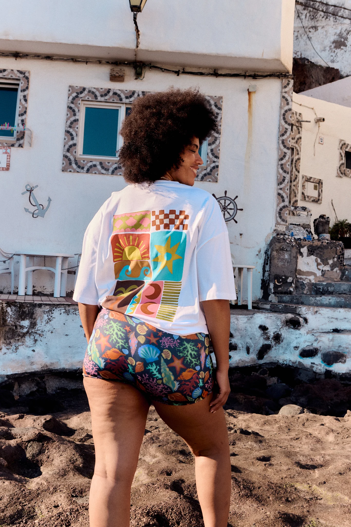 Benny - Oversized Cotton T-Shirt in Beach Coastal Tile Print - Image 4