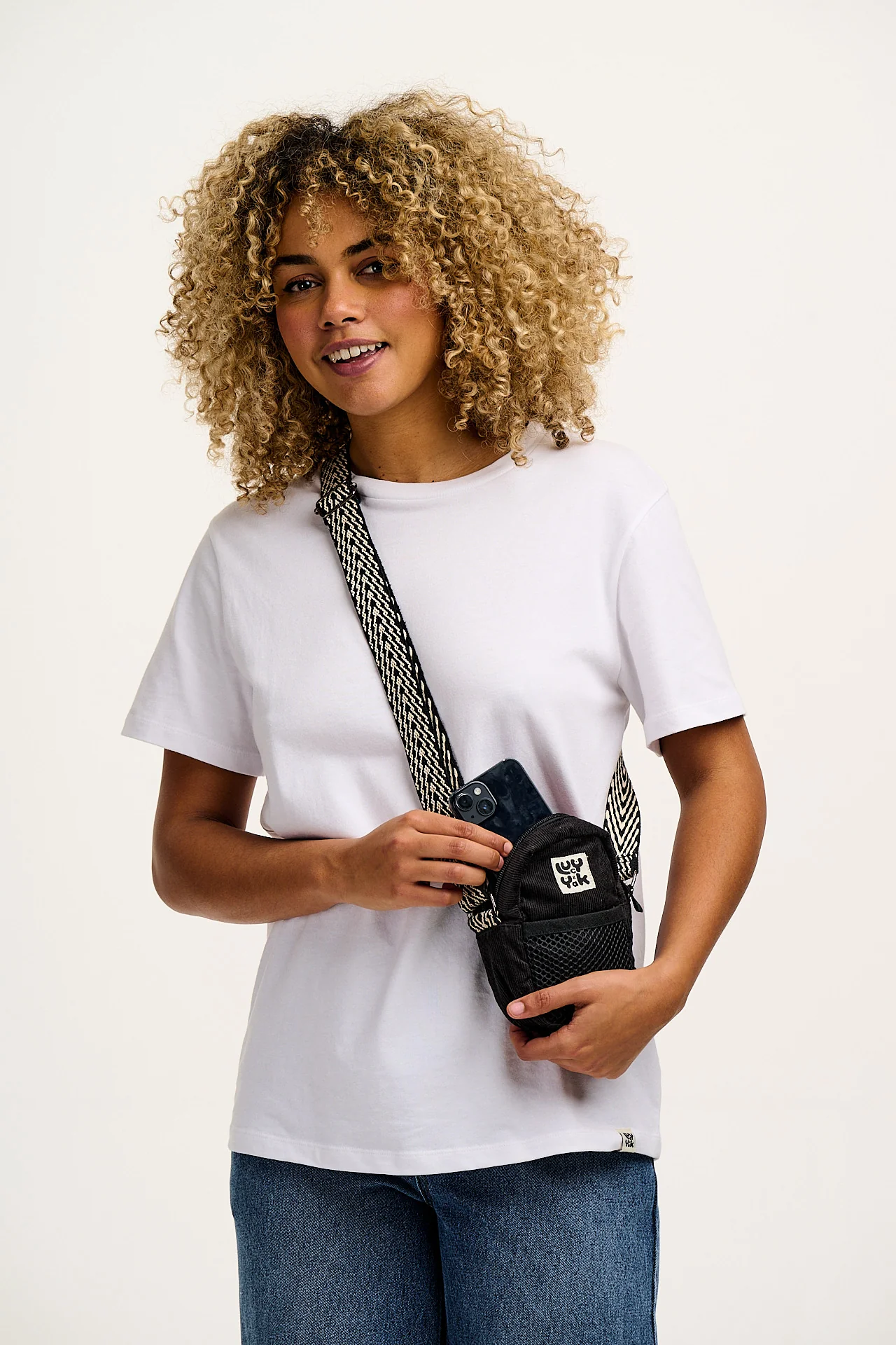 Brady - Crossbody Corduroy Bag in Black - Image 5