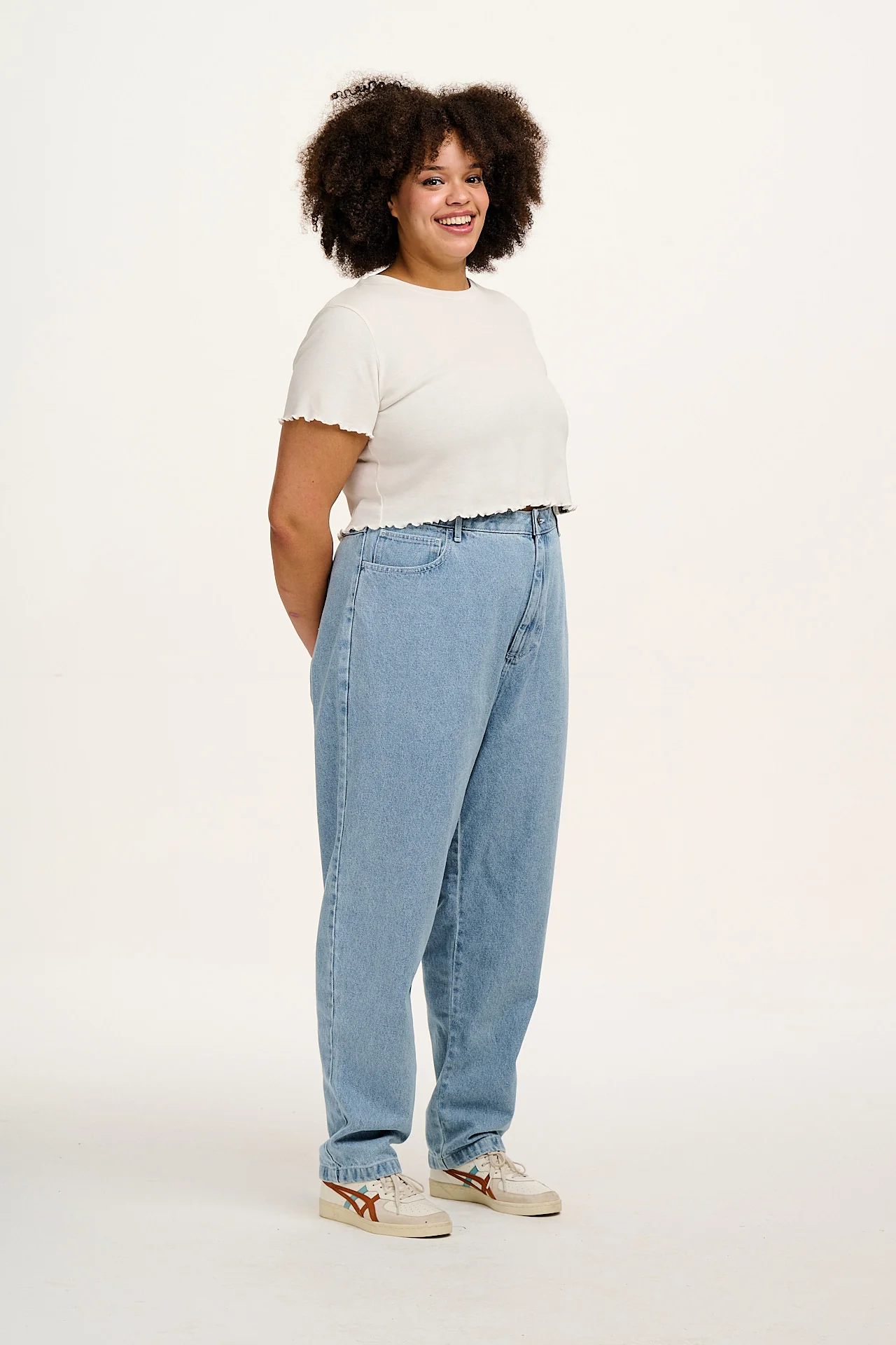 Dana - Mom Denim Jeans in Light Wash Blue - Image 11