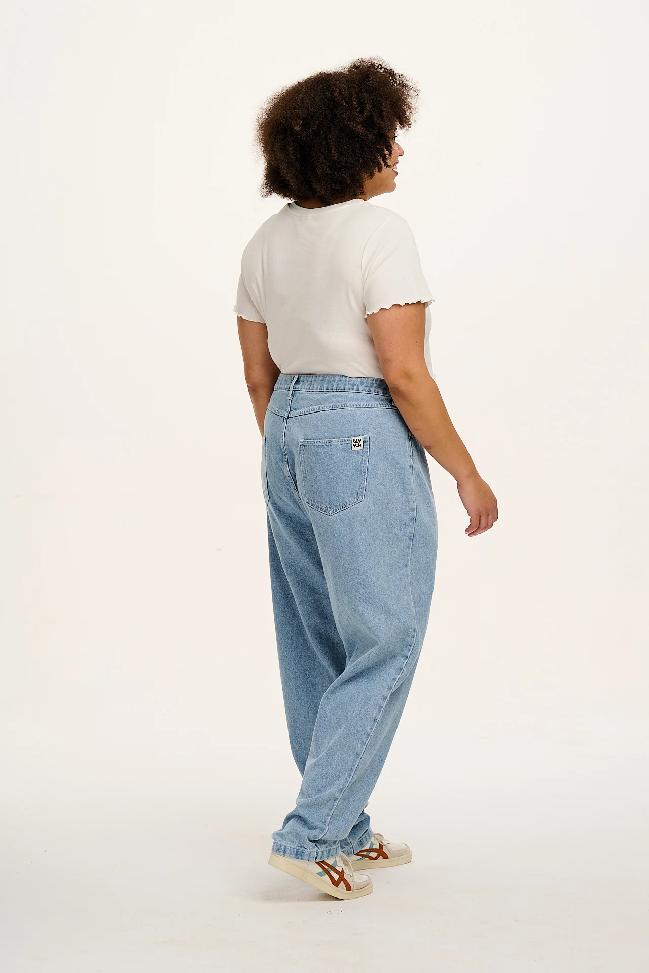 Dana - Mom Denim Jeans in Light Wash Blue - Image 12