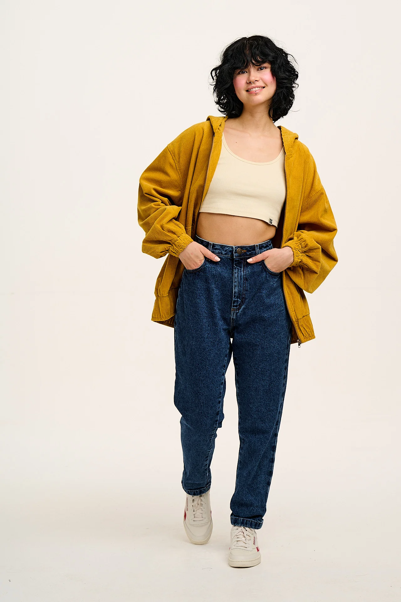 Dana - Mom Denim Jeans in Mid Wash Blue - Image 3