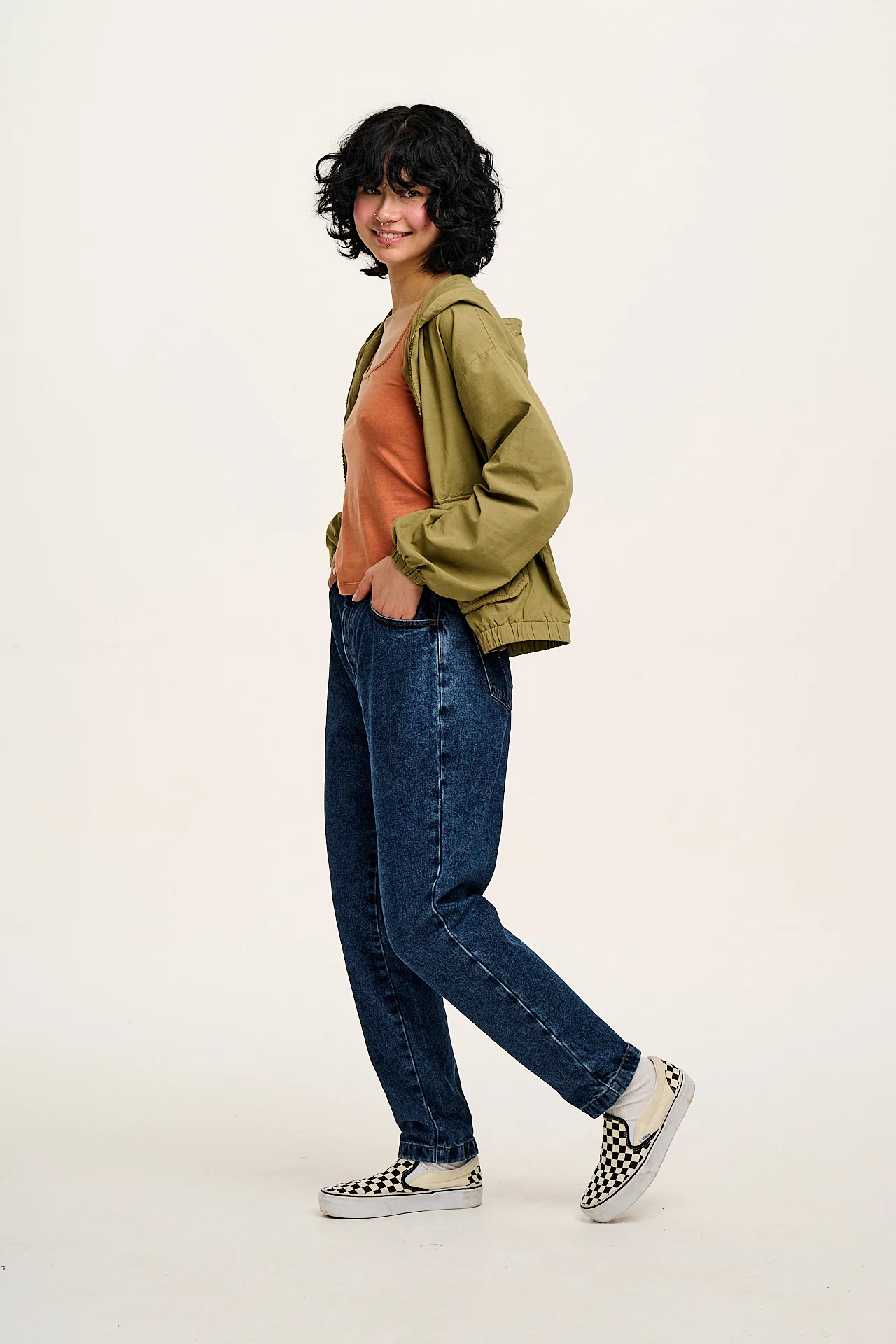 Dana - Mom Denim Jeans in Mid Wash Blue - Image 7