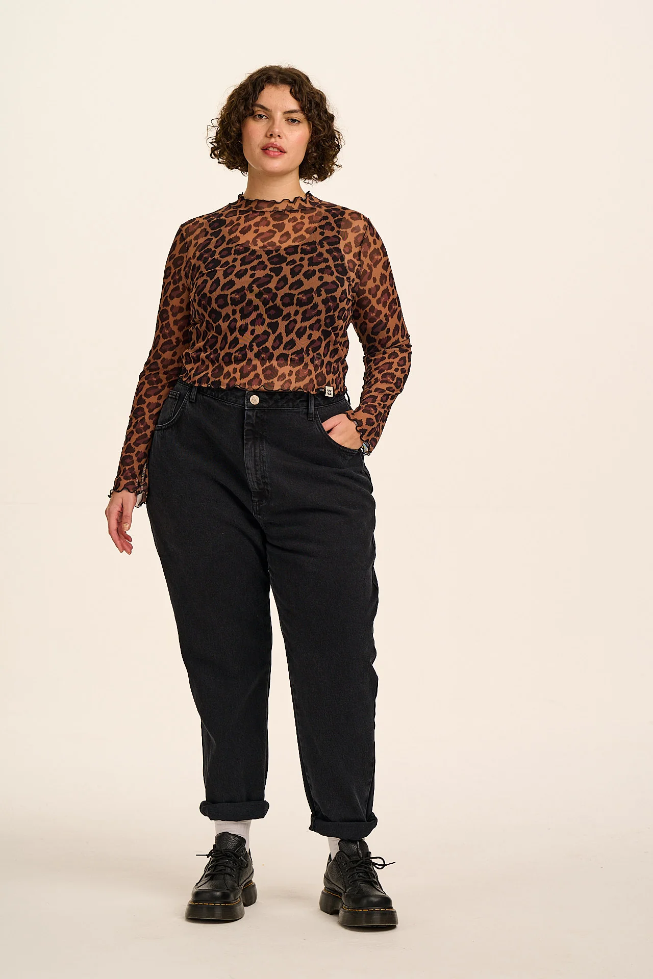 Dana  - Mom Denim Jeans in Washed Black - Image 3