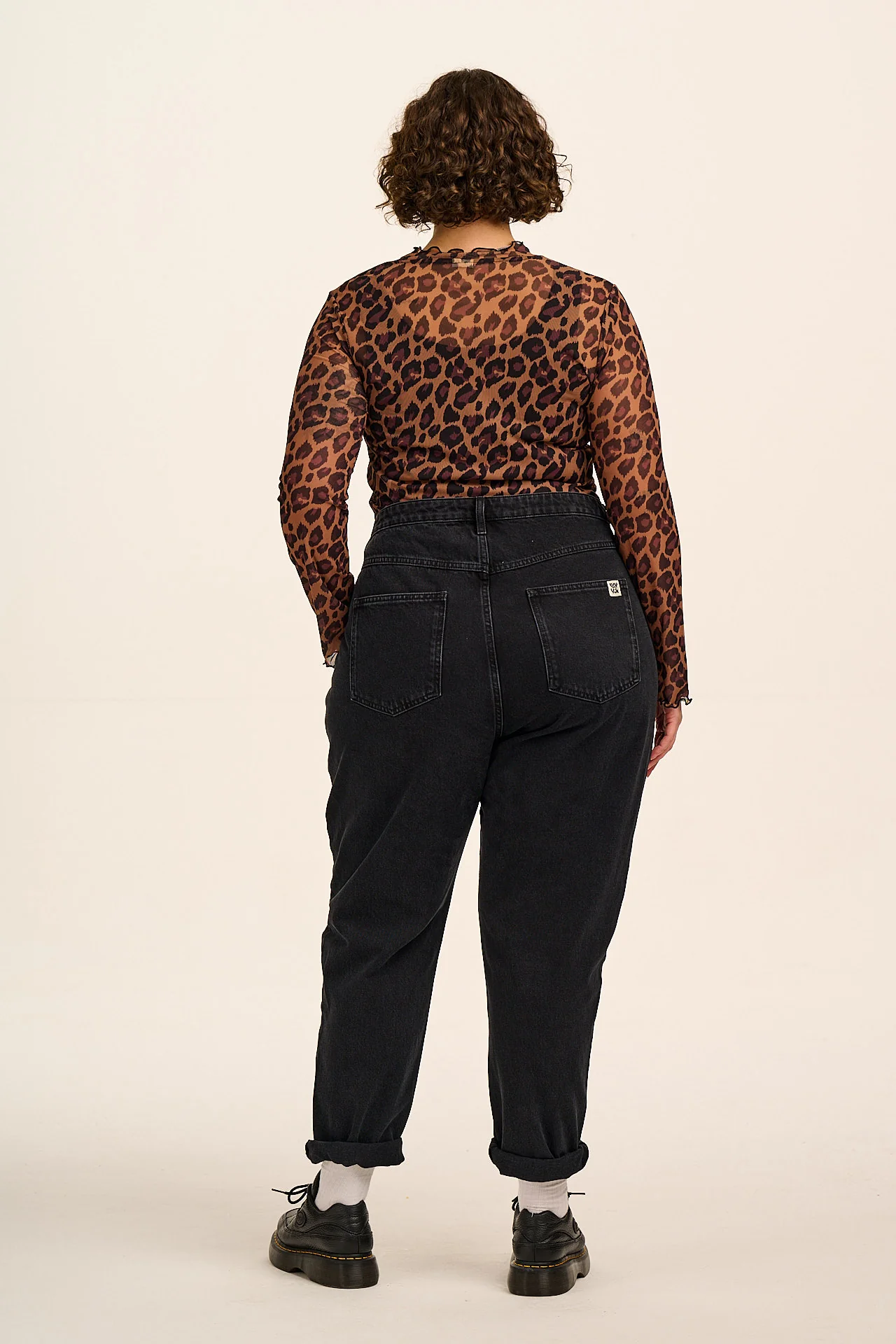 Dana  - Mom Denim Jeans in Washed Black - Image 4