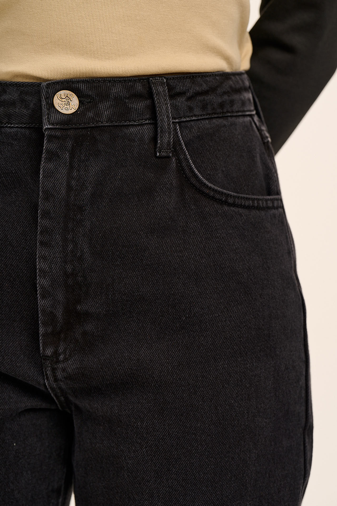 Dana  - Mom Denim Jeans in Washed Black - Image 5
