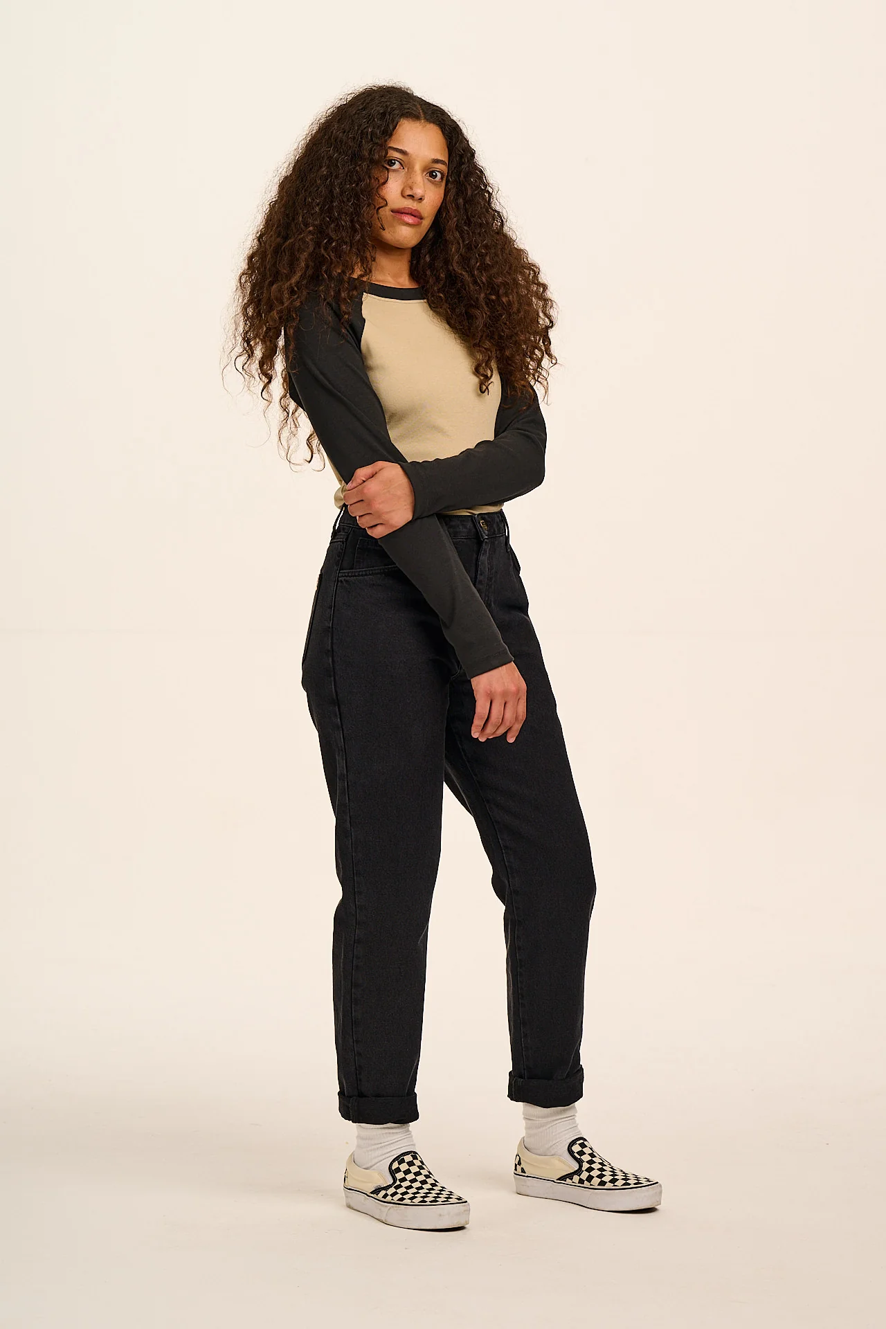 Dana  - Mom Denim Jeans in Washed Black - Image 7