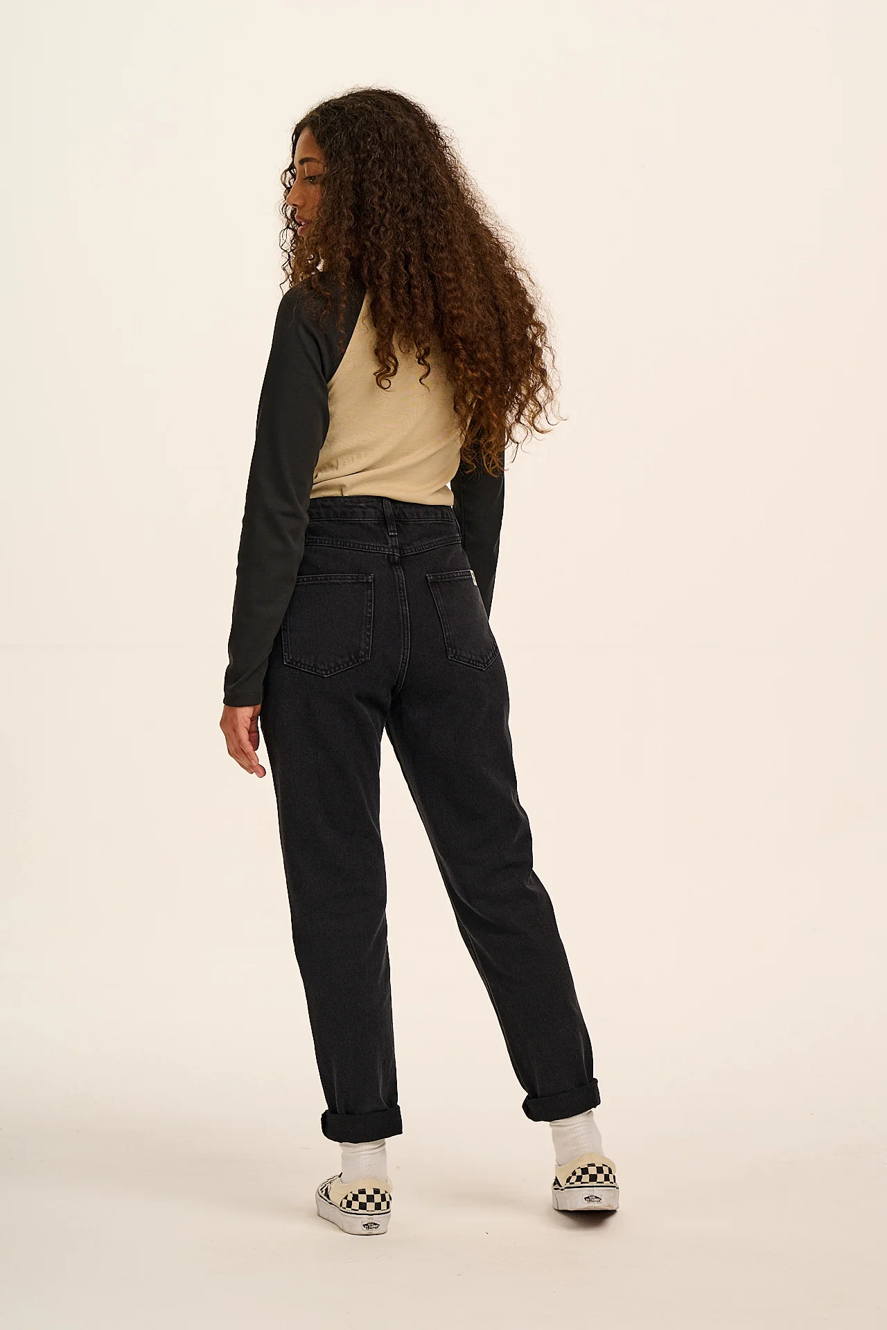 Dana  - Mom Denim Jeans in Washed Black - Image 8