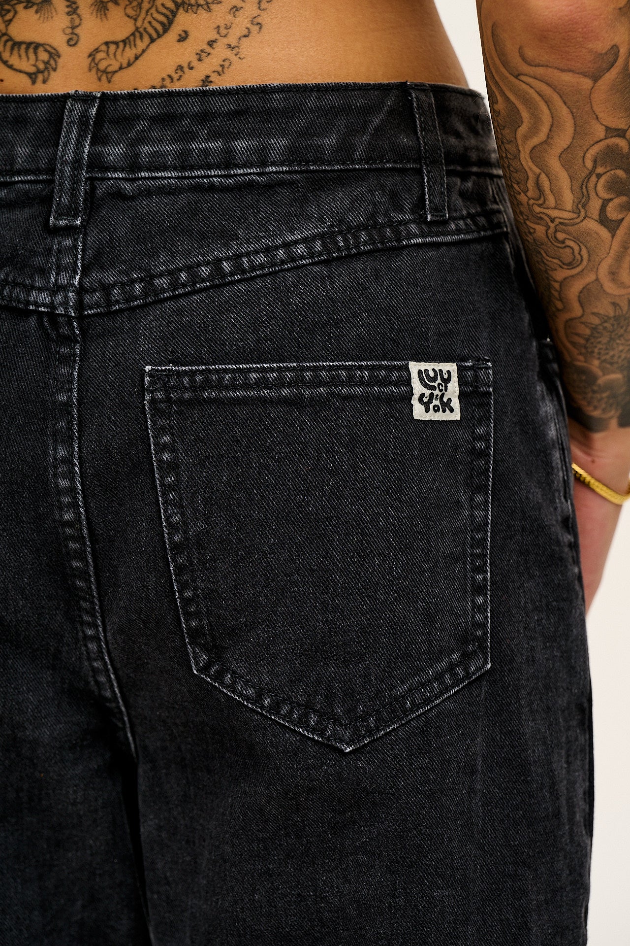 Dana - Mom Denim Jeans in Washed Black - Image 3