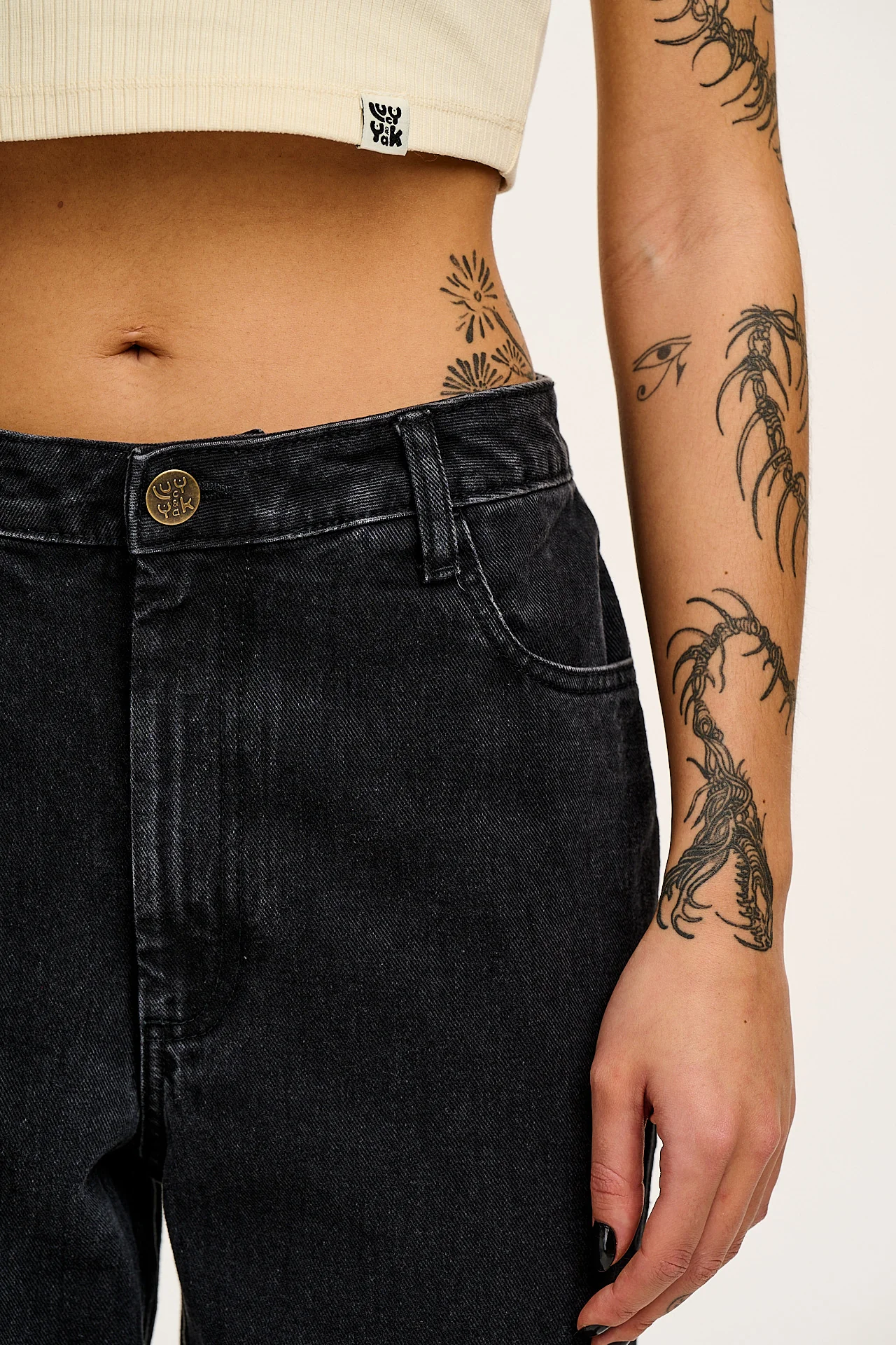 Dana - Mom Denim Jeans in Washed Black - Image 4